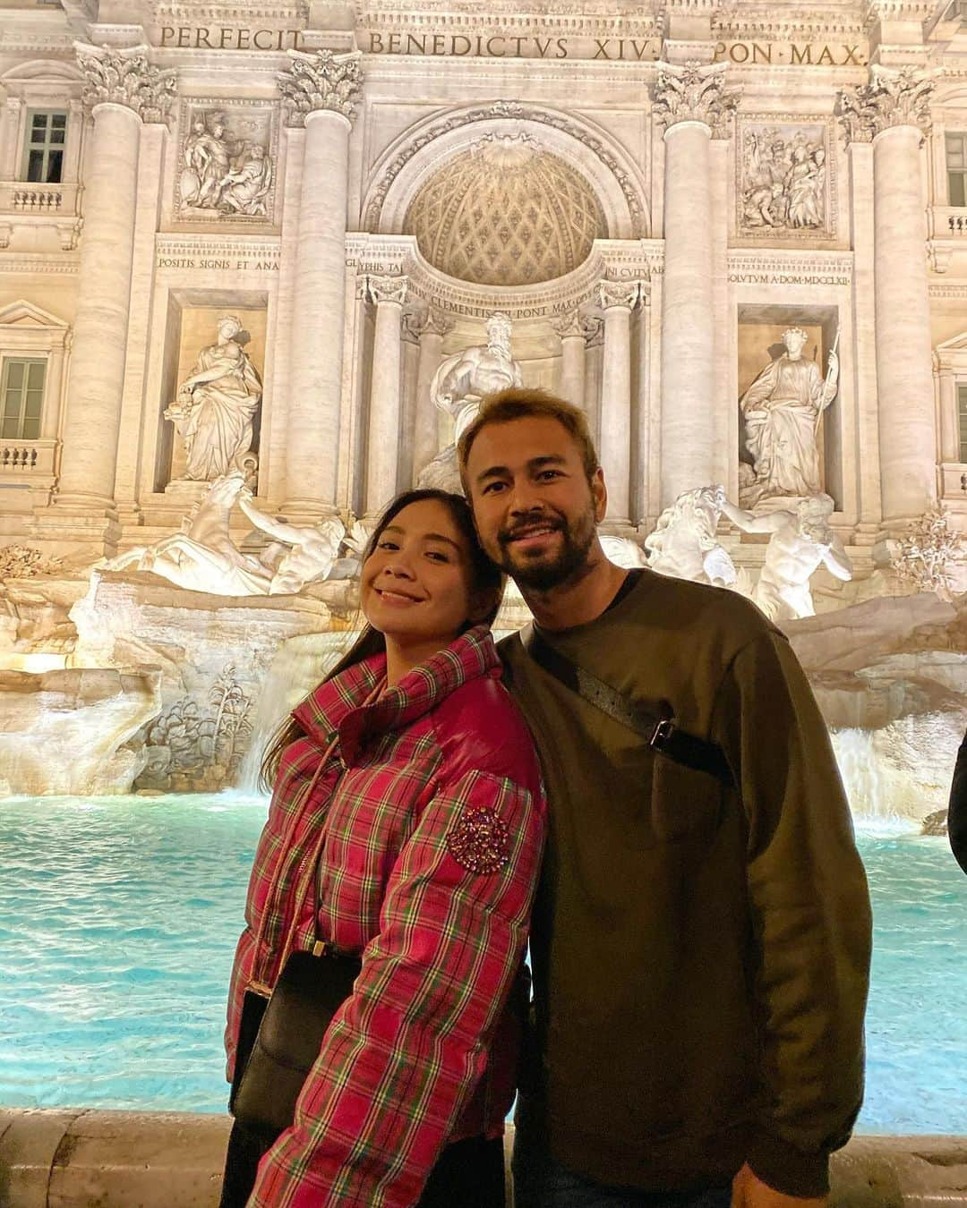 Raffi Ahmadさんのインスタグラム写真 - (Raffi AhmadInstagram)「TREVI FONTANA 🇮🇹🥰 Jikalau kita lempar koin katanya kita bisa balik lagi ke ROMA ITALY suatu hari nanti cepet/lambat ... hehehe tadi udah lempar koin ... kita tunggu kita balik ke ROMA lagi gak yaaa 😇」12月25日 4時47分 - raffinagita1717