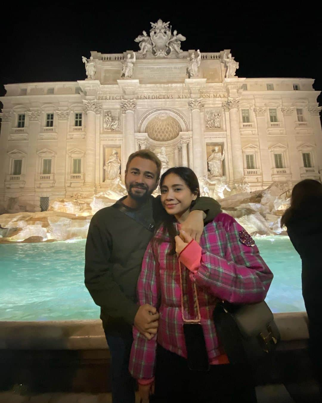 Raffi Ahmadさんのインスタグラム写真 - (Raffi AhmadInstagram)「TREVI FONTANA 🇮🇹🥰 Jikalau kita lempar koin katanya kita bisa balik lagi ke ROMA ITALY suatu hari nanti cepet/lambat ... hehehe tadi udah lempar koin ... kita tunggu kita balik ke ROMA lagi gak yaaa 😇」12月25日 4時47分 - raffinagita1717