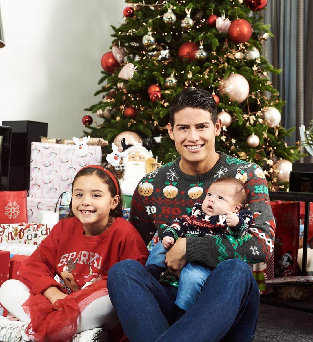 ハメス・ロドリゲスのインスタグラム：「Feliz Navidad para todos. Ellos mis mejores regalos. 🎁🎄」