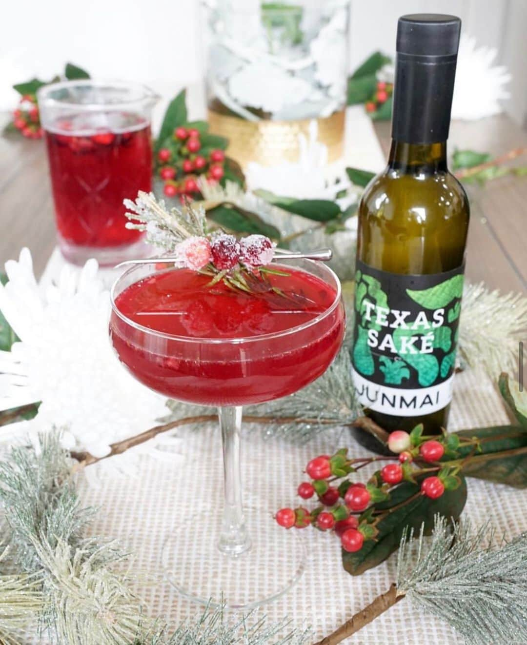 Whole Foods Marketさんのインスタグラム写真 - (Whole Foods MarketInstagram)「Cheers to the holidays! 🥂Feeling festive with this cranberry and sake cocktail from @coupleinthekitchen — head to their page for the recipe! #sponsored #localatwholefoods」12月25日 4時52分 - wholefoods