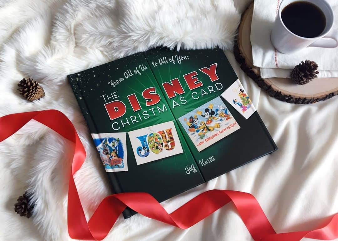 Disneyさんのインスタグラム写真 - (DisneyInstagram)「The dining room proudly presents... The Disney Christmas Card book from @disneybooks!」12月25日 5時00分 - disney