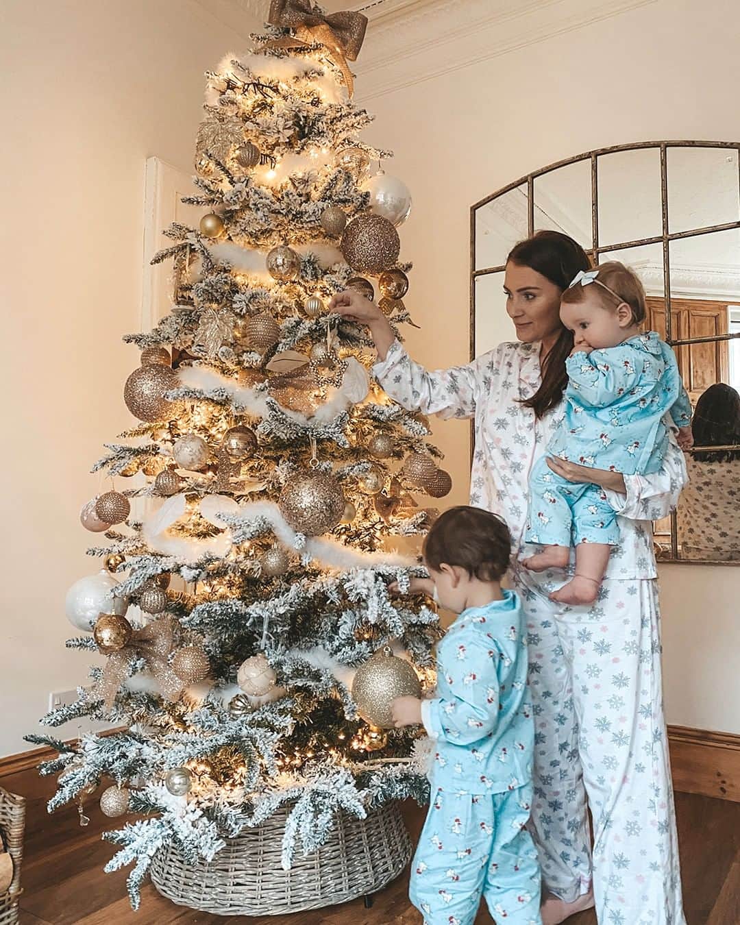 ローラアシュレイのインスタグラム：「'Twas the night before Christmas... ✨ Make your Christmas eve magical Christmas just like @emma_mcmenemy. #1moresleep」