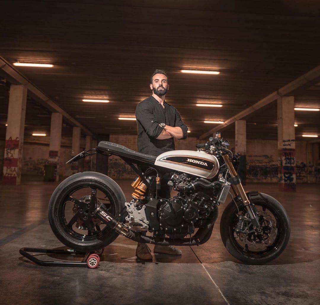 のインスタグラム：「The real special on Honda Hornet! To be continued... #AesseLab🔥@aesse_  credit 📸: @jbarra_photo_  owner: @senatoremarcello  #honda #caferacer #caferacerofinstagram  #caferacergram #caferacer_passion #caferaceroftheday #kaferacers #caferacerxxx #caferacerporn #gentlebikers」
