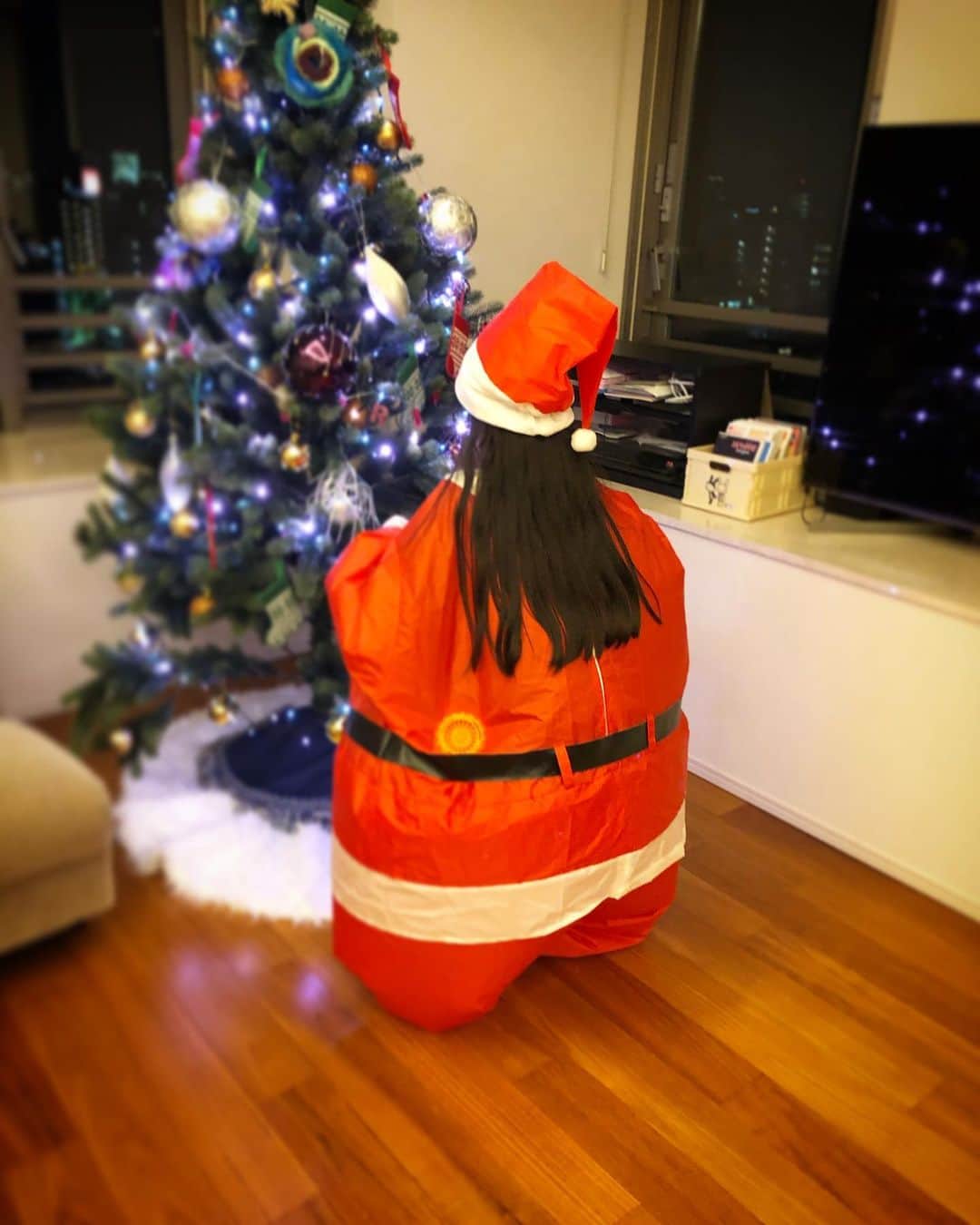 涼紫央さんのインスタグラム写真 - (涼紫央Instagram)「サンタクロースの衣装（⁈）をやすにちょっとお借りして…^ ^」12月25日 5時14分 - toitoitoi