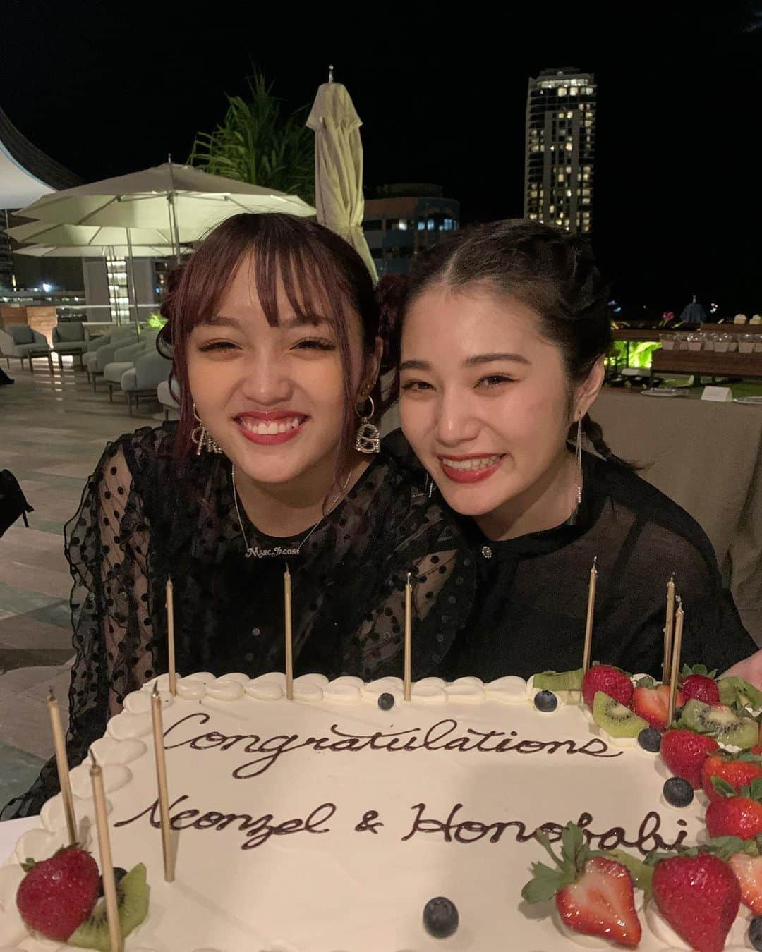 浪花ほのかのインスタグラム：「改めまして  #Dup @dupbeauty  さんにて、つけまつ毛プロデュースさせて頂くことになりました🥺❤️ 名前は #FOLLOWME  長い日を使って会議をして私好みのつけまつ毛を作らせて頂きました。  テーマは「瞳くっきり、目元に抜け感」 "自然なのに、いつもより可愛い'' 私のつけまつ毛は初心者さんにも使って頂けるように、あまり濃過ぎないナチュラルな物になってます。 ・つけま初心者 ・優しく見せたい ・丸目にしたい  とゆう方にオススメです❤️❤️ ちなみに1枚目のお写真も2枚目のお写真も私のつけまを付けてるのでぜひ見てみてください🥺❤️❤️❤️ そしてもう早速 発売されてるので、ぜひ手に取ってみて欲しいなと思います|ω`) 1枚目のお写真はハワイの時にお祝いして頂きました🥰嬉  #フォロミーつけま」