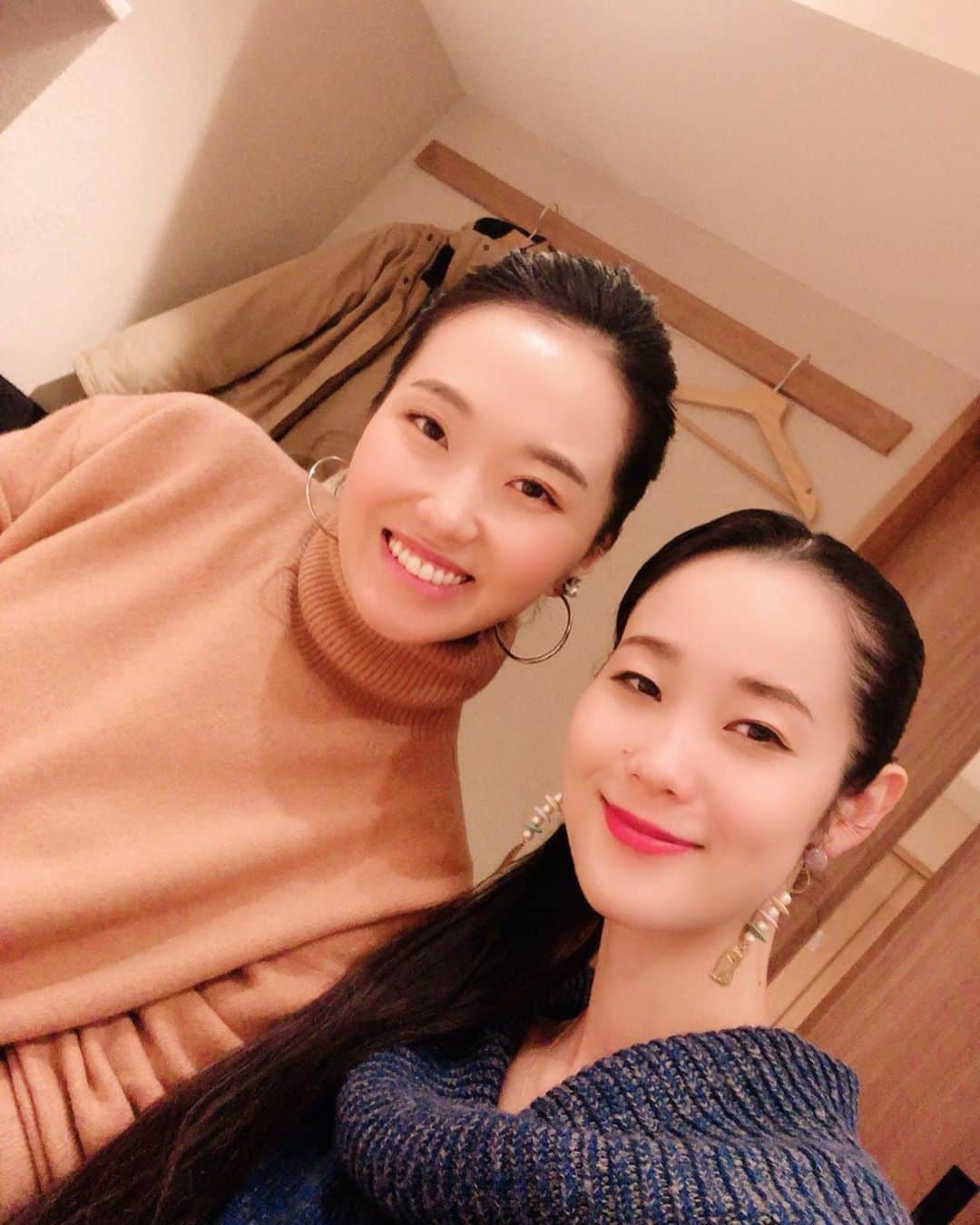 のインスタグラム：「Merry Xmas eve🎅🎄✨ . . まり草師匠こと… 同期のまりえ❤️ @marikusa.hanayagi . . 美味しいご飯を食べに行きました☺️ . 思いがけないお方に遭遇し😎 透明感のある女性を見かけ👩🏻‍🦰 わがままを聞いてもらい🤤 少々ビックリしたり🤩w . トータルで素晴らしく楽しい夜になりました🤣❤️🎉 . あー美味しかった🤤 あー楽しかった❤️ . . #銀座　#東京　#tokyo #ginza  #92期　#同期　#宝塚 #merrychristmas  #花柳まり草　師匠 #引き寄せ 過ぎて、笑った #マールブランシュ　#茶の菓  クリスマスver. #京都を支える会 #半年ぶりの投稿」