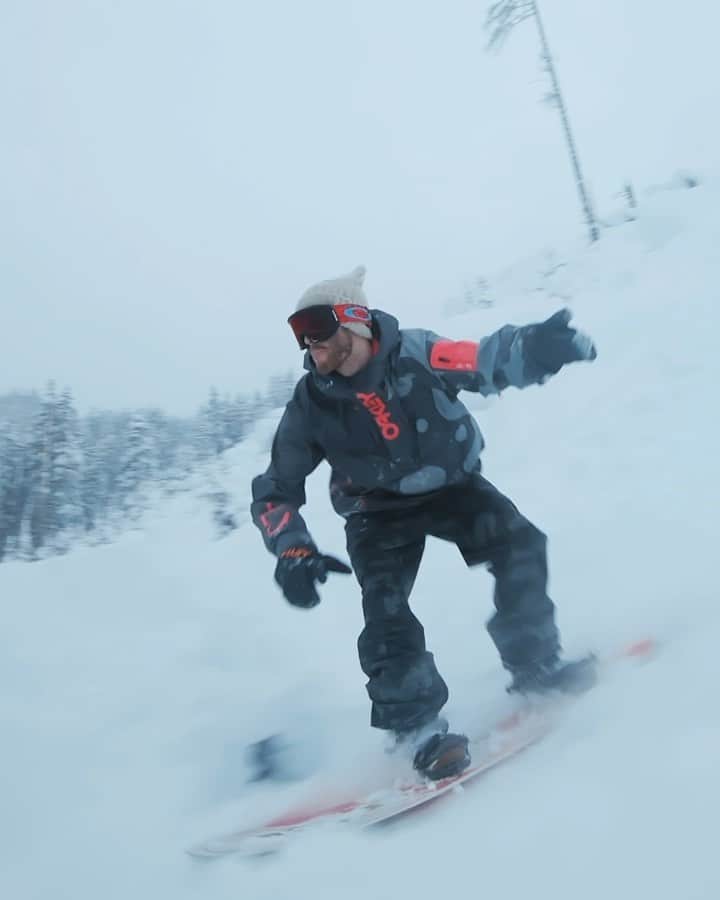 OAKLEYのインスタグラム：「"Let it snow! Let it snow! Let it snow!" @stalesandbech ❄️🥶🌨 #OakleyPrizm #OneObsession」