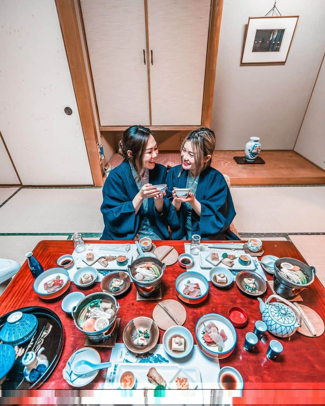 Stella Leeさんのインスタグラム写真 - (Stella LeeInstagram)「Kanpai for another trip with my fellow bestie, and even better when it’s another Ryokan visit! This time we stayed at a Iwamotoro ryokan next to the sea located in Enoshima, Kanagawa Prefecture. The ryokan has been in around for 600-700 years and it was once a temple  Best thing about ryokan is for dinner we can have it served inside the bedroom. The kaiseki dinner, the yukata, the sake and ocha, dont you wish to have the same experience? 🥰 #tokyodaytrip #tokyodaytripkanagawa #enoshima #iwamotoro」12月24日 20時29分 - stellalee92