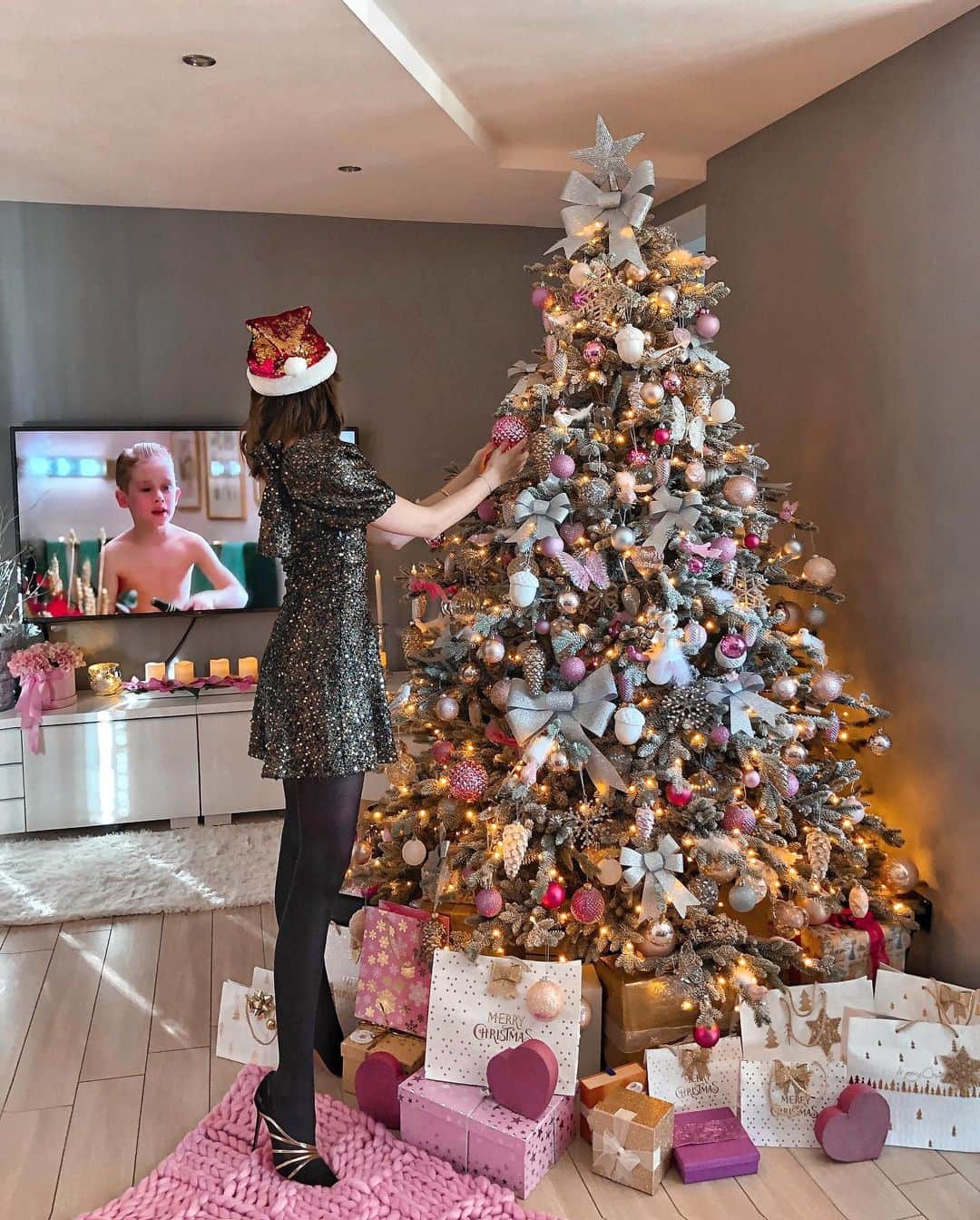 バーボラ・コディトヴァさんのインスタグラム写真 - (バーボラ・コディトヴァInstagram)「Merry Christmas to you all 🌟 Hope you enjoy the holidays with your closest ones and I hope all of your wishes will come true 🥰 PS: I am wearing @revolve bow dress because I am the biggest gift 😜 #RevolveAmbassador」12月24日 20時30分 - fashioninmysoul