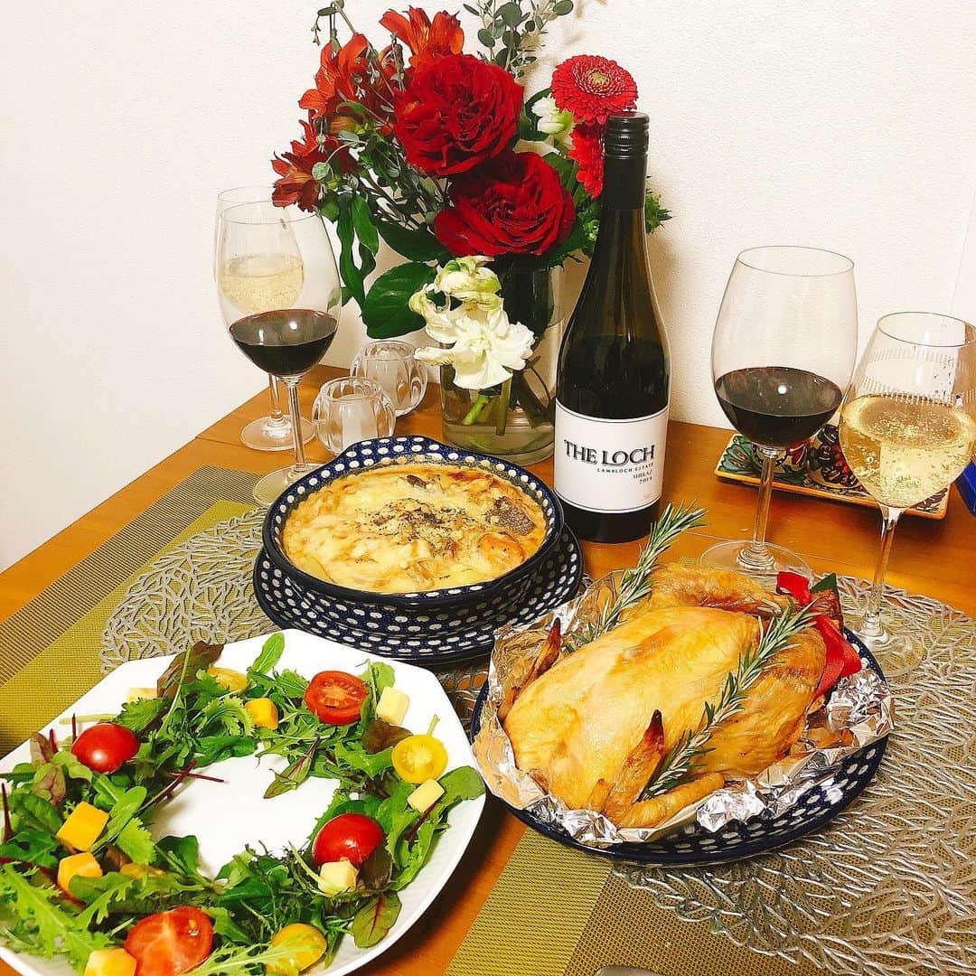 阿部優貴子のインスタグラム：「クリスマスおうちごはん👩‍🍳 ご近所のビストロでローストチキンを買ってきただけで、一気にクリスマス気分🎄❣️ ✔︎ローストチキン ✔︎鮭とじゃがいものグラタン ✔︎リース風に盛り付けたサラダ  なにより今日のメインは、オーストラリアで買ってきたワイン❣️🍷🍷🍷 みなさんもよいクリスマスを〜🎅❤️ * #あべゆきごはん#おうちごはん#おうちごはんlover#おうちごはん部 #クリスマスごはん #ワインに合う料理 'クリスマスイブ#instacooking#cooking」