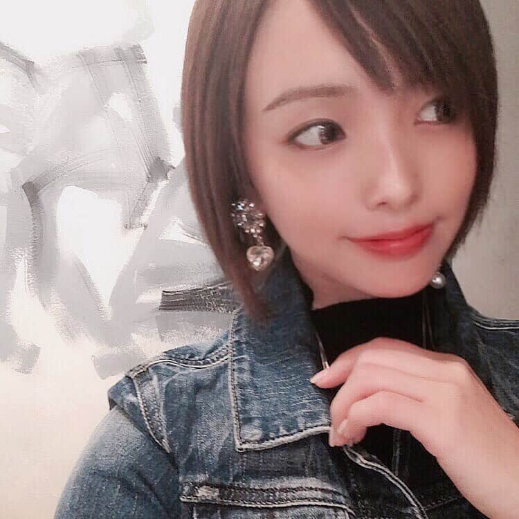 のインスタグラム：「Merry Xmas🎄🎅❤️ オシャレなイヤリングは明日花キララちゃんがよくつけてる @0928hana さんの❤️﻿ ﻿ 左右のデザインが違うの🥺💕﻿ ﻿ 福袋とか絶対お得だからみてみて〜🐰💕﻿ ﻿ 今日はクリスマスイブなのに、風邪ひいて寝込んでて😢今思えば予定ゴリゴリだったなと🎄﻿ ﻿ それでも旦那さんがクリスマスパーティーやってくれて子供達も私もすごくハッピーだった😍💕﻿本当にありがとう💕 ﻿ 明日は元気になりたいな😂❤️❤️﻿ みんなも風邪には気をつけてね！✨✨﻿素敵なクリスマスを！💓 ﻿ #クリスマス #クリスマスイブ #オシャレ #おしゃれさんと繋がりたい #オシャレさんと繋がりたい #イヤリング #アクセサリー #可愛いアクセサリー #ピアス #明日花キララ #可愛いもの大好き #クリスマスパーティー #ディーゼル #ジージャンコーデ #ジージャン﻿ ﻿ ﻿ ﻿」