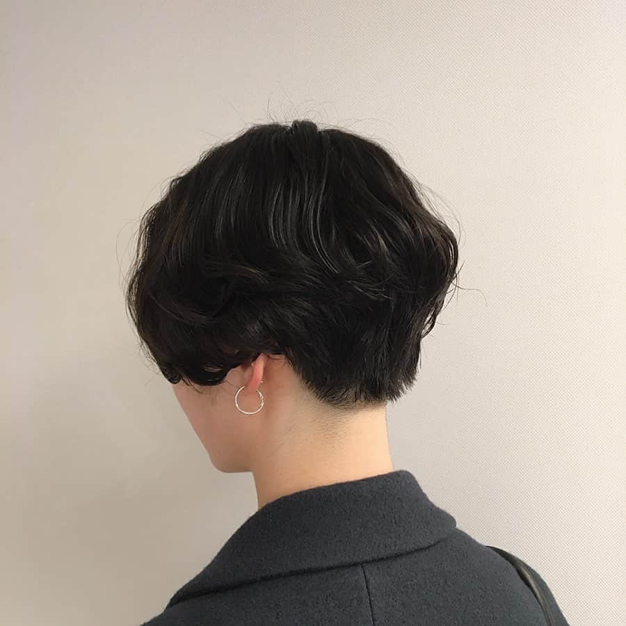 のインスタグラム：「久々のパーマ〰️ Happy holidays🎄 . . . . . @itsukushi_hair  @komatsukeisuke」