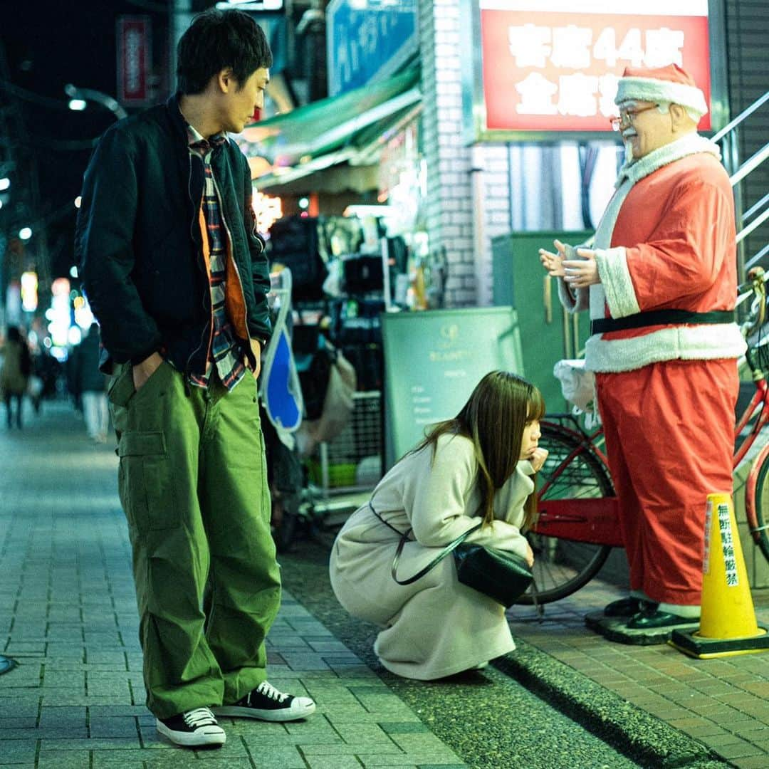 村田秀亮さんのインスタグラム写真 - (村田秀亮Instagram)「ケンタッキー買われへんねん  #今月スクーターの修理した #走ってたらマフラーが取れた #思いの外修理費が高くついて #金欠 #クリスマスやのに #ケンタッキー食いたいけど… #ファミチキ美味いで？ #2個づつ食べようや #金麦と #哀愁一コマ芝居  誤って消してしまいました… コメントくれた方ごめんなさい」12月24日 20時38分 - toromurata