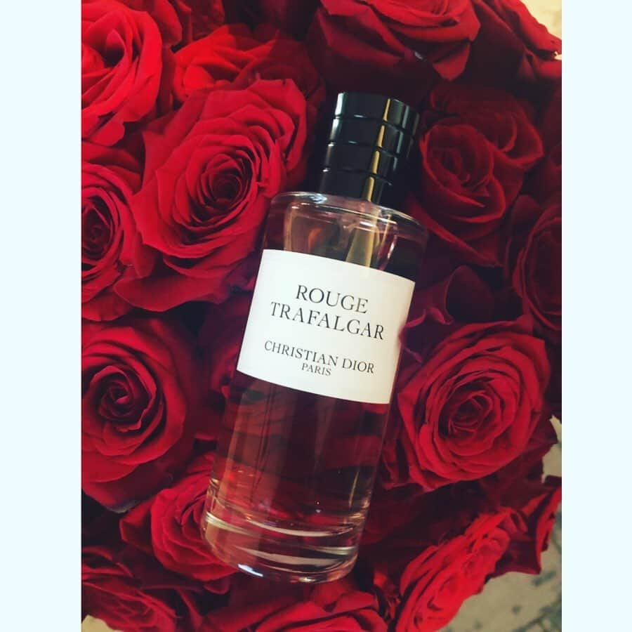 神崎恵さんのインスタグラム写真 - (神崎恵Instagram)「新しく迎えた香りの中から。 @diorparfums ROUGE TRAFALGAR  わたしには珍しく甘い香り。 でも、ただの甘さで終わらないのがさすが。 鮮明で生命力に満ちていてほのかに甘酸っぱい。目をとじて香りに触れると、弾けるような笑顔が浮かんでくる。 情熱と遊び心を感じるフレグランス。 Diorらしい、ドラマティックな香りです。 このフレグランスの発表会での「まるで赤いドレスを纏っているような気分になる」という一言が、とても素敵で。 今日は白い服に、あえてこのフレグランスを。 そんな香りの楽しみ方がとても好き。 #トラファルガーレッド #Dior #maisonchristiandior  #rougetrafalgar」12月24日 20時41分 - megumi_kanzaki