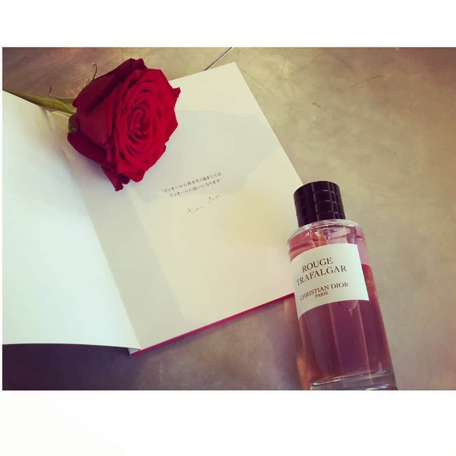 神崎恵さんのインスタグラム写真 - (神崎恵Instagram)「新しく迎えた香りの中から。 @diorparfums ROUGE TRAFALGAR  わたしには珍しく甘い香り。 でも、ただの甘さで終わらないのがさすが。 鮮明で生命力に満ちていてほのかに甘酸っぱい。目をとじて香りに触れると、弾けるような笑顔が浮かんでくる。 情熱と遊び心を感じるフレグランス。 Diorらしい、ドラマティックな香りです。 このフレグランスの発表会での「まるで赤いドレスを纏っているような気分になる」という一言が、とても素敵で。 今日は白い服に、あえてこのフレグランスを。 そんな香りの楽しみ方がとても好き。 #トラファルガーレッド #Dior #maisonchristiandior  #rougetrafalgar」12月24日 20時41分 - megumi_kanzaki