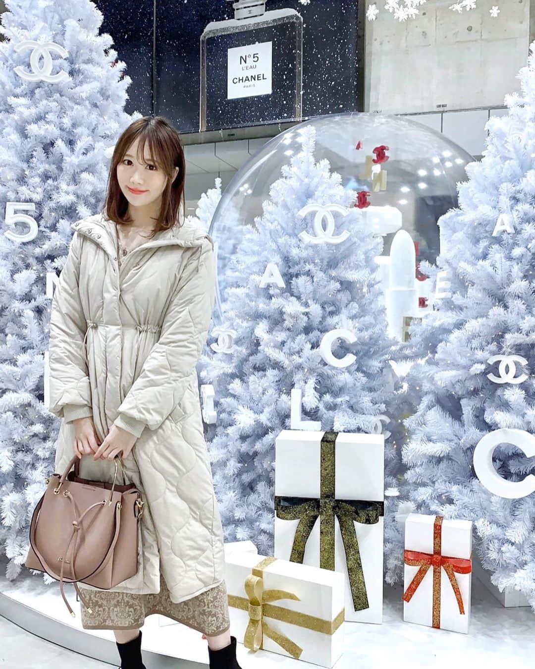 のインスタグラム：「渋谷駅の地下に可愛すぎるCHANELのスノードームが…🥺❤️ 人が全然いなかったから写真たくさん撮っちゃった🤤💓⠀ ⠀ ダウンコートは @cocodeal_official のもの♡ 展示会で肌触りの良さと軽さとシルエットの綺麗さに一目惚れしたの😍 実はダウンコートって初めて買ったけどめちゃくちゃあったかいね🥺❤️⠀ ⠀ そして帰宅すると、たであやサンタさん @tadeaya から素敵すぎるプレゼントが届いてました😭💕💕 たであやちゃんプロデュースの @reladya のイヤリングと、👶のくまさんニット帽🧸❤️⠀ ⠀ もう嬉しすぎて早速かぶせて撮影会しちゃった🥺❣️ イヤリングも可愛すぎて…！さすがたであやちゃん😍✨ 早くつけたいなぁ♡♡ 本当にありがとう🥰 ・ ・ ・ #クリスマスイブ#chanel#スノードーム#snowdome  #cocodeal#ココディール#cocogirls_style #reladya#lerevevaniller#フォトスポット#コーデ#ダウンコート #cocochanel#クリスマス#クリスマスツリー#ママコーデ#ベビー服#ベビー用品#男の子ママ#生後3ヶ月 #shibuya」