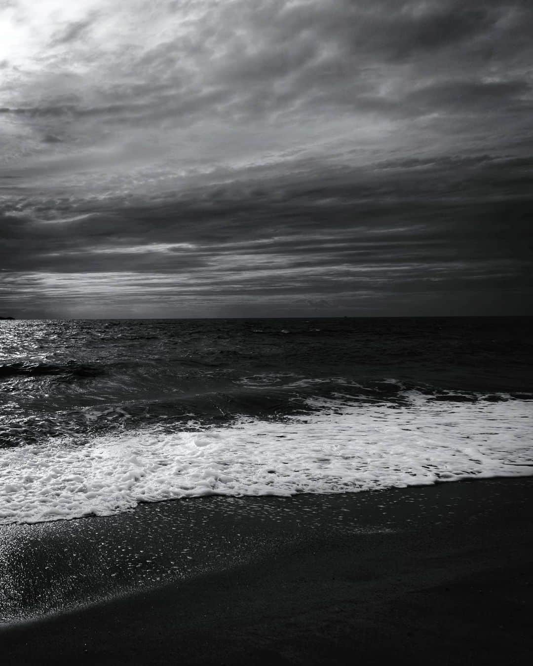 woody_chaiのインスタグラム：「sunset and beach .」