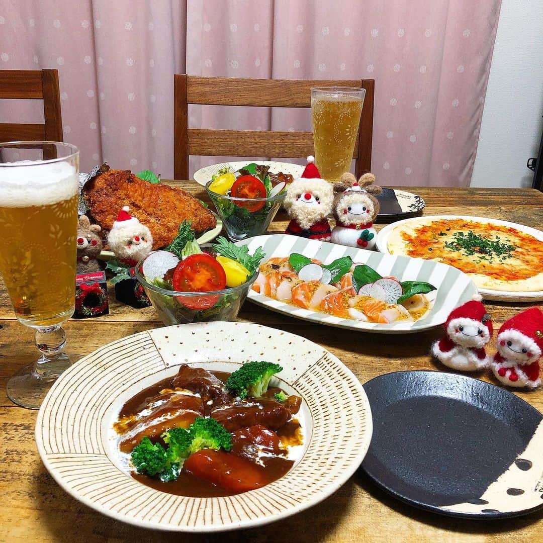 chaako ちゃあこのインスタグラム：「2019.12.24 * * ↟↟Merry Christmas↟↟ * 皆さま、お久しぶりです。 かなり久しぶりのpostです(๑′ᴗ‵๑) * 今日はクリスマスイヴなので、それなりに作ってみました。 * ＊ビーフシチュー ＊サーモンとホタテのカルパッチョ ＊サラダ ＊チキン ＊ピザ * って言っても作ったの、ビーフシチューとカルパッチョだけ(￣m￣*) * カルパッチョも切って盛り付けて、粒マスタードとピエトロドレッシングを混ぜた物をかけただけ。 * 今年はチキンも買ってきたし、ピザも焼くだけのやつだし、ケーキだって予約して買いました。 * 楽ちん♡楽ちん♡ * * * 華奈ちゃんが居なくなって、その事をインスタに載せてから、ほとんどインスタを開けず… * 自分で載せた、華奈ちゃんの写真を見るのが辛くて… * あと、沢山の方から貰ったコメントを読んでは泣いて、の繰り返しでなかなか返事も出来ず、遅くなってすみませんでした( ˟ ⌑ ˟ ) * 絶賛、華奈ちゃんロス中ですが、だいぶ現実に慣れて、泣く日も毎日じゃ無くなって。 * 福岡にも先週と11月の最後の週に帰ってて、実家の猫達に癒されたり。 * 華奈ちゃんが亡くなってから、不思議な事が多々ありました。 * 車をちょっとぶつけたので、修理に出したら代車のナンバーが「87-18」だった事。87がはな、18は1足りないけど、亡くなった日が11月8日。こんな偶然があるのかな、と。 * あと、華奈ちゃんが亡くなる前からインスタで見てた、シーズーの赤ちゃん達がいたんですけど、その中に華奈ちゃんと身体の模様や色がそっくりだった子の名前が「はなちゃん」だった事。本当にびっくりでした。 * 後はね、それは勘違いだよ、気のせいだよ、と言われてしまったらお終いなのですが… * 華奈ちゃんの葬儀、火葬後に、実家に戻った時。猫タワーにいる猫を触ってる時に、足元を何か通った感じがした事。スカートもふわっと動きました。 * 先週も実家にいる時に、キッチンに立ってると確実に、何かが足元を足に当たって通った事。これまたスカートが動きました。猫かとも思えるんだけど、すぐ振り返っても、猫達は他のとこいたし、あれは華奈ちゃんだったんじゃないかと思ってます。 * 数日前もね、今度は自宅で夜中に、華奈ちゃんがよく身体をプルプルってさせてた時の音がしたんです。すぐ振り返ったけどやっぱり何もいなかったですけどね。 * 毎年この時期に、寒いから服を着せてたんですけど、服を着てた時に特によくプルプルってしてたんですよね。だからかな？とか思ってみたり。 * 明後日の26日が49日なんです。 だからその前に、何かアピールしてるのかな、とか考えちゃいます。 * 華奈ちゃんが居ない生活が不思議でたまらないです。逆に、華奈ちゃんが居た事が幻の様な気もして…変な感覚です。 * ふとした事で今でも止めどなく涙が出る事もあります。涙って本当に枯れないんだなって実感してます。 * 旦那もお酒が入ると、華奈ちゃんに会いたいね、とか言います。普段は言わないけど… * クリスマスイヴに載せる話しではないかもしれませんが、久しぶりにpostしたので… * これからぼちぼちと、インスタを再開しようと思います(๑′ᴗ‵๑) * また宜しくお願いします。 * * *」