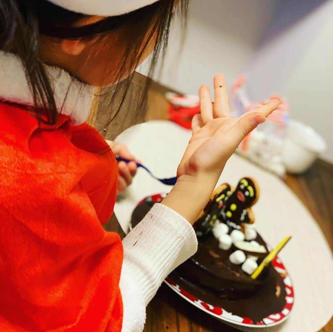 林マオさんのインスタグラム写真 - (林マオInstagram)「メリークリスマス🎄✨ 手作りチョコケーキを つくりましたぁ🎂🍫 手も服もチョコまみれになりましたが、楽しいクリスマスイブに なりました笑  今日はサンタさんが来るので、 早く寝ることにします…  みなさん、 素敵なクリスマスを🎅❤️」12月24日 20時57分 - maohayashi_ytv