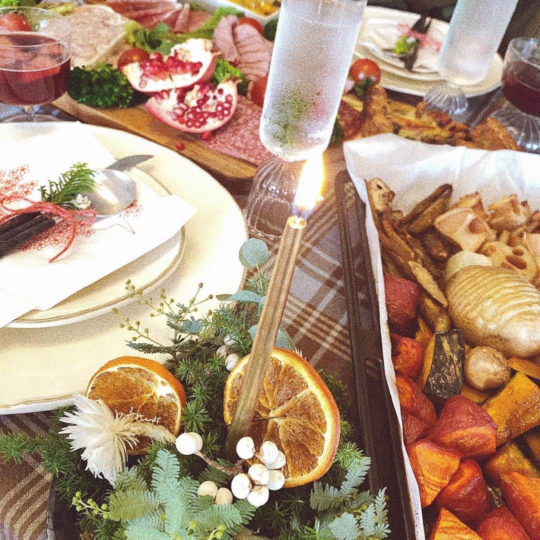 のインスタグラム：「. . また少し空いちゃった、 生きてます🧙‍♀️ . 少し前にクリスマス会をしたよ、 みんなでわいわい準備して 美味しくて楽しい時間でした、 誕生日も祝えてよかった🎂 ちなみに私が頭につけてるのはツリーです、 浮かれてるでしょ🎄🤶🎄 みなさん、メリークリスマス🎄🎅 . .」