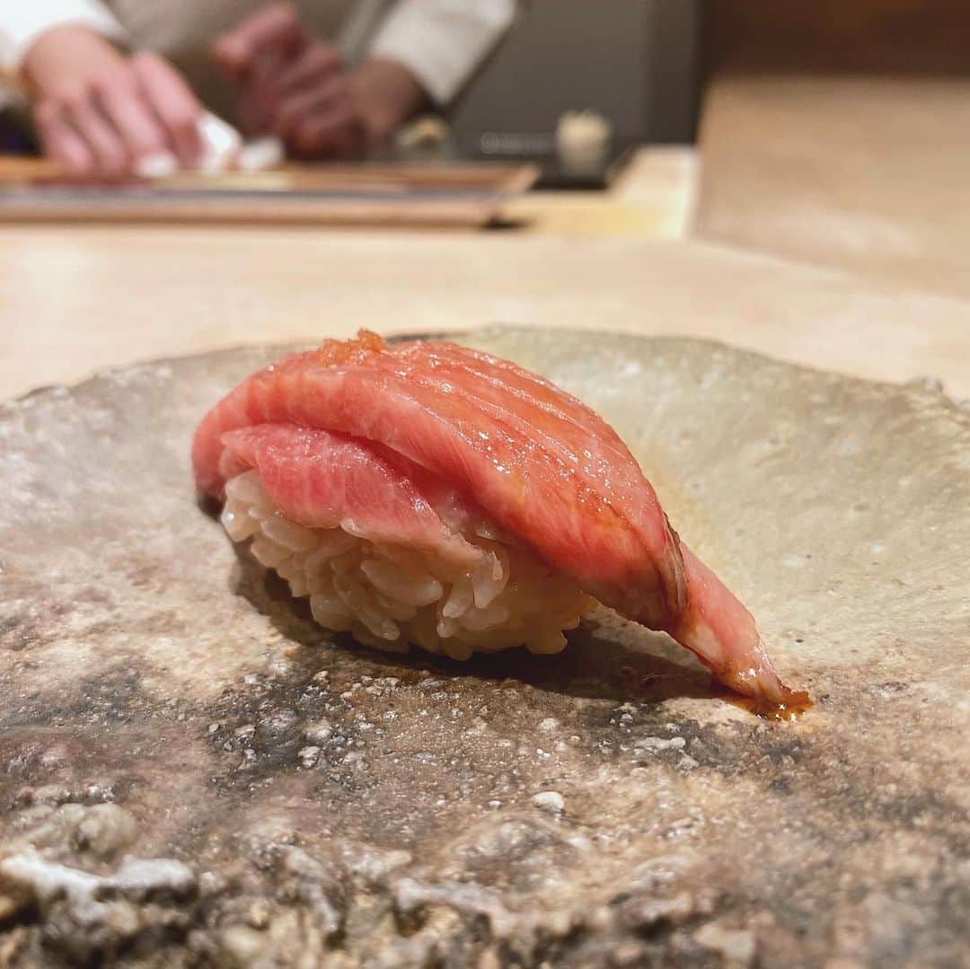 片山良平のインスタグラム：「・ ・ ・ 2人でご飯は7ヶ月ぶり🤭 2時間半あっという間だったけど最高でした。 めりくり🎅 ・ #クリスマス #だけど#和食 #フレンチ #苦手な人  #紀尾井町三谷  #鮨」