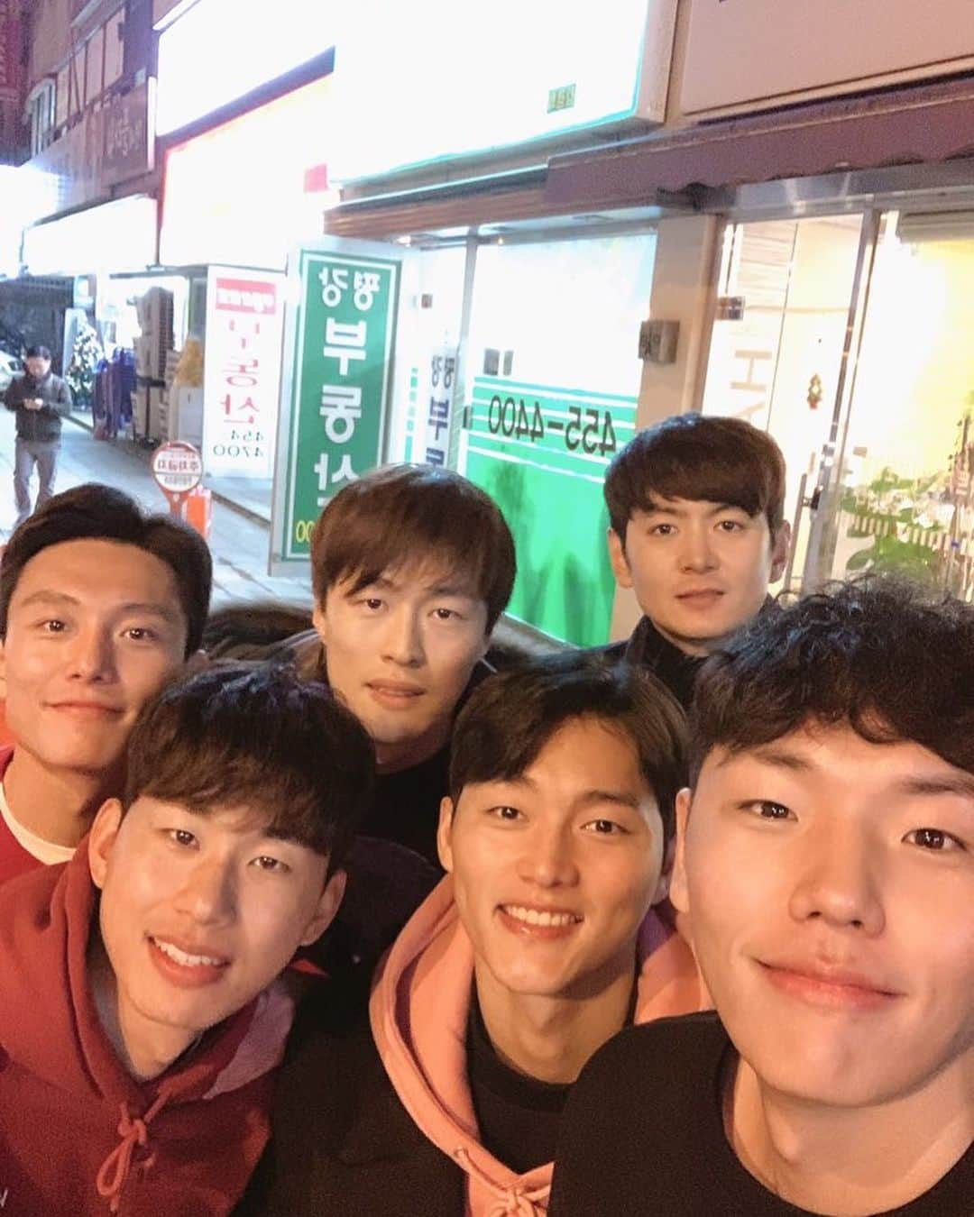 ユン・イルロクのインスタグラム：「오랜만에 만나도 너무 좋은 형들이랑⚽️😍」