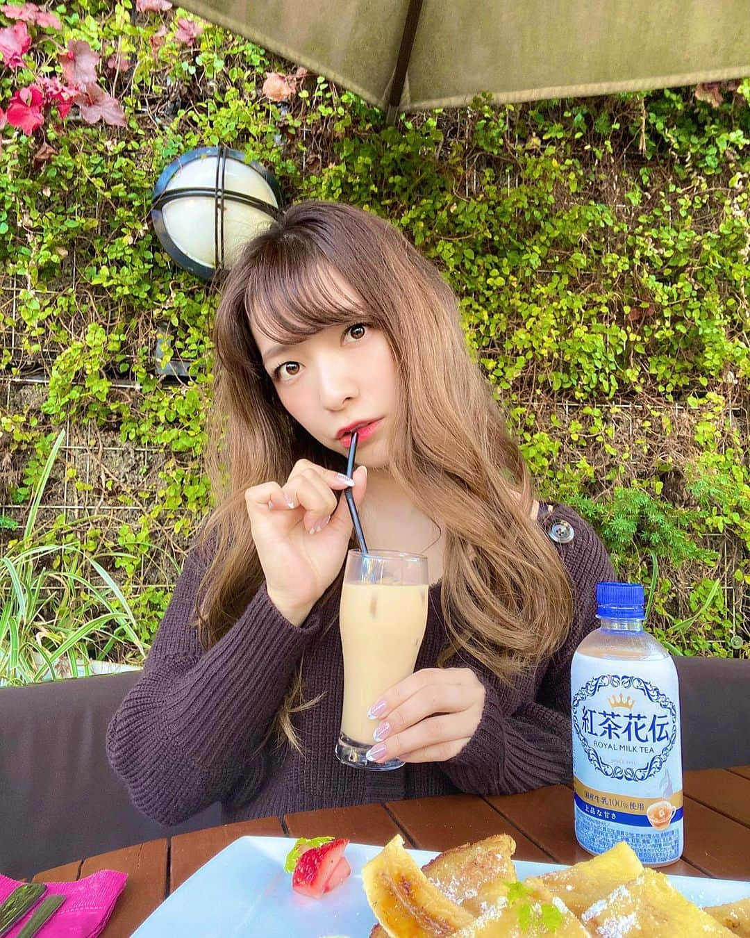 岩根沙恵子?さえみるさんのインスタグラム写真 - (岩根沙恵子?さえみるInstagram)「☕️ 寒い時期になると飲みたくなるミルクティー♥ 【紅茶花伝】のものです🌟 . 甘いものを食べるときのお供はミルクティーか牛乳に決まってます🤤👏 . ロイヤルミルクティーは水と牛乳で煎れた紅茶のこと。 普通のミルクティーよりも牛乳が多めに含まれているようです。 つまり、上品な味・豪華なイメージがありますよね☺️ 牛乳好きには最高🥺❤️ しかも！♥︎ 紅茶花伝 ロイヤルミルクティーは国産牛乳だけを100%使っているのです🐄💗 . 上品なパッケージ、上品な甘さ。 後味もすっきりしていて飲みやすく、ごくごくいけちゃう❤️🥺 もう飲み終わっちゃったからまた飲も♪ . こちらの商品は日本コカ·コーラ様よりいただきました☺️🎀 . #紅茶好き #ミルクティー好き #お茶会 #女子会 #アフターヌーンティー #東京グルメ #紅茶花伝ロイヤルミルクティー #紅茶花伝 #ロイヤルミルクティー #本気のミルクティー #Promotion @kochakaden_1992 #royalmilktea #グルジョ #グルメ女子 #冬の飲み物 #紅茶のある暮らし #ミルクティー味 #牛乳好き #国産牛乳 #国産 #リラックスタイム #コカコーラ #東京カフェ #カフェ巡り #ニット女子 #ニットコーデ #巻髪」12月24日 21時06分 - saemiltiii