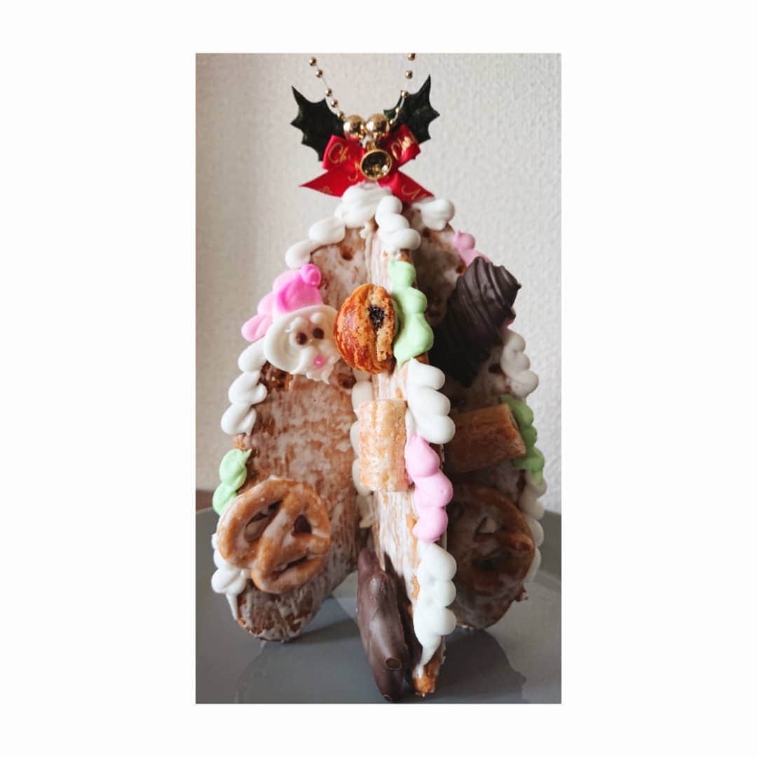 加藤沙知さんのインスタグラム写真 - (加藤沙知Instagram)「クリスマスイブ☆  甘くて美味しいツリー♪  25日まで眺めてから、頂きます♪  #クリスマスイブ #クリスマス #ツリー #お菓子のツリー #サンタさん もひょっこり」12月24日 21時07分 - mrt.kato