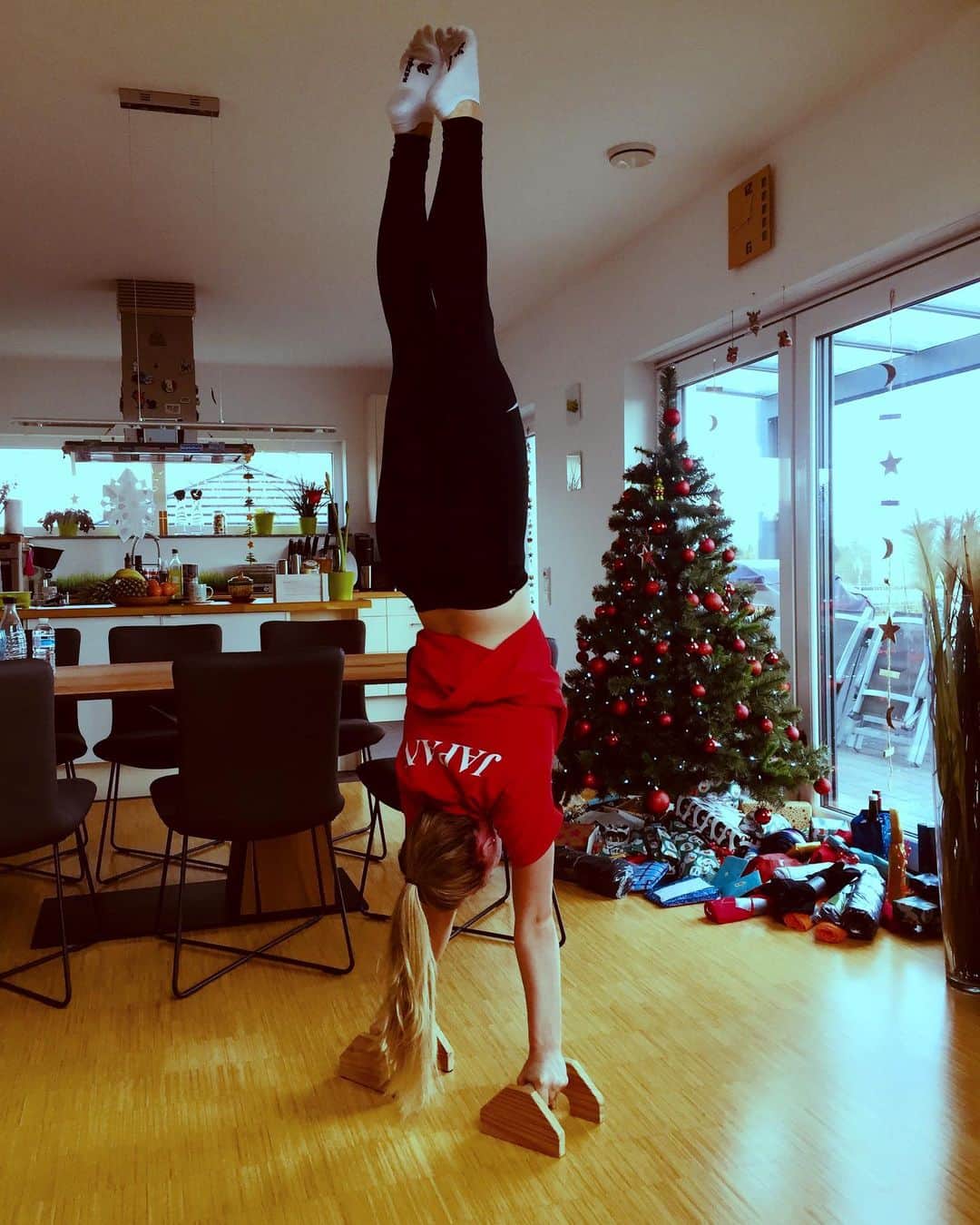 Carina Kröllさんのインスタグラム写真 - (Carina KröllInstagram)「The magic of christmas never ends and it‘s greatest of gifts are family and friends 🎄 I wish you all a Merry Christmas ❤️ . . . #christmas#24th#december#2019#gymnast#girl#germany#bitburg#stuttgart#family#friends#handstand#alittleworkoutneverkillednobody#carinakroell」12月24日 20時59分 - carinakroell