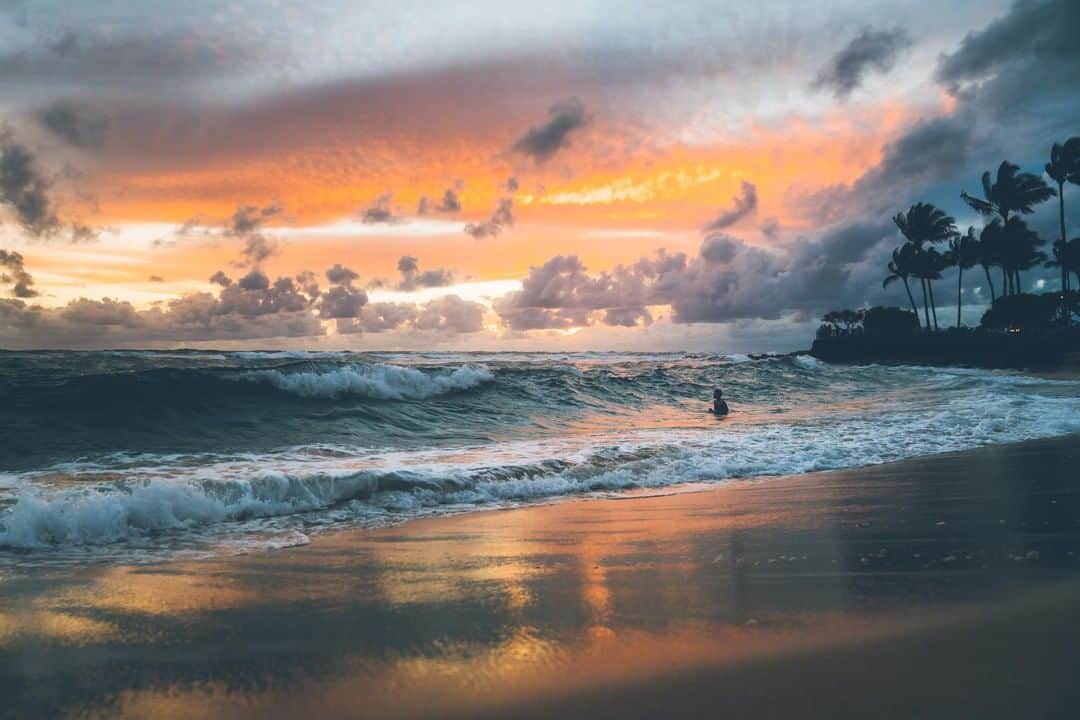 のインスタグラム：「Aloha! 夕日がきれいです😀 今日はクリスマスイブですね！  #ハワイ #hawaii #カウアイ島 #kauai #サンセット #サンセットフォト #夕日綺麗 #波の音 #波の音に癒される #旅スタグラム #旅の記録 #ハワイ旅」