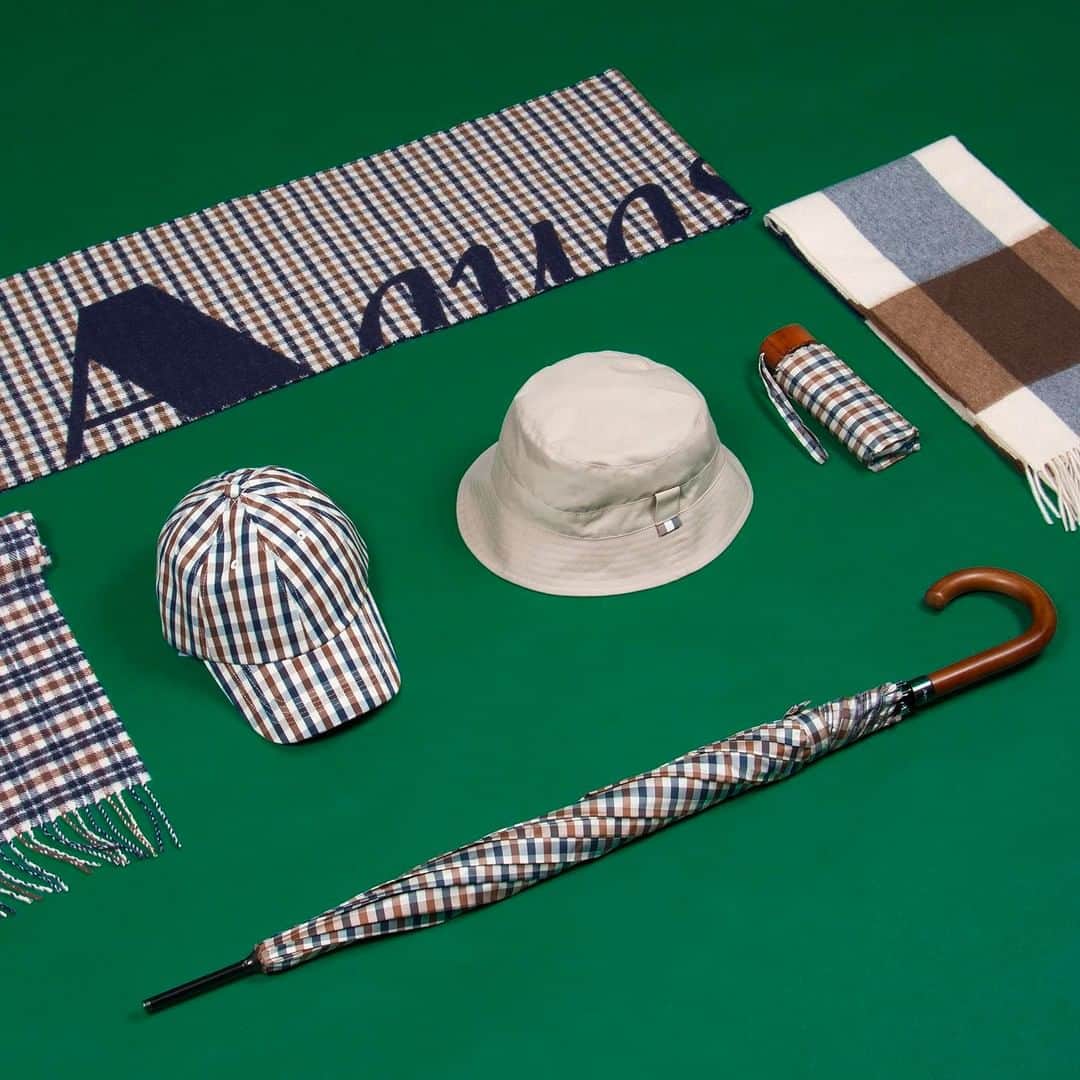 アクアスキュータムのインスタグラム：「Essential holiday survival kit #aquascutum」
