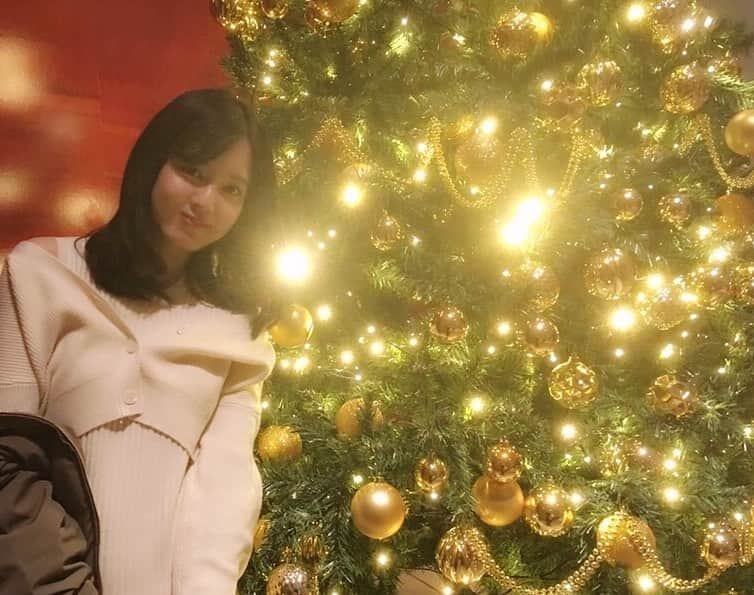 真原彩のインスタグラム：「﻿ ﻿ ﻿ メリークリスマス！！﻿ ﻿ っぽい写真を載せようと思ったんだけど﻿ ﻿ 母に撮ってもらったボケボケの写真しかなくて🥺﻿ ﻿ ﻿ 母とお出かけしてたんだけど、﻿ 母は出先で体調を崩し、﻿ 私も大阪の撮影が終わり東京に戻ってきた瞬間に体調を崩しました🙄﻿笑 (夜めちゃめちゃ寒かったよね、、、)﻿ ﻿ ﻿ 撮影は乗り切れたのでよかったです😋﻿ ﻿ ﻿ 病院の薬飲んだので、﻿ 今はだいぶいい感じです！！﻿ ﻿ ﻿ 明日もゆっくり休みまーす！﻿ ﻿ ﻿ ﻿ ﻿ ﻿」
