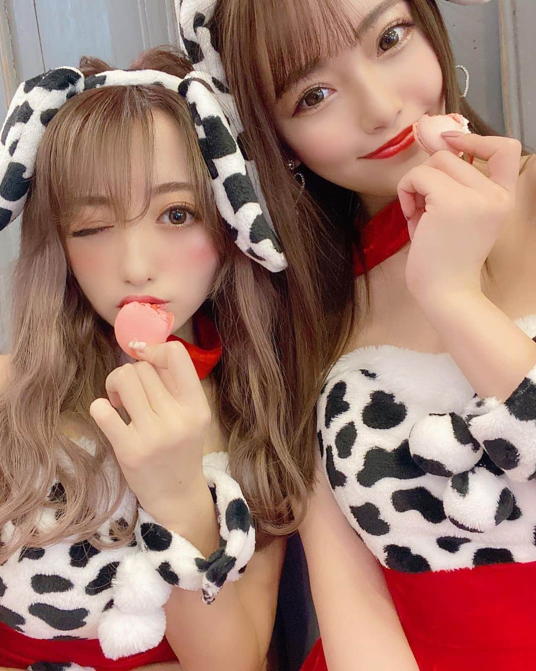 ひなたろす（佐原ひなた）さんのインスタグラム写真 - (ひなたろす（佐原ひなた）Instagram)「りなひな❤︎ Dalmatian🎅サンタ❤︎﻿ この写真🤳ずいぶん前だけど 今日のためにあっためといた笑 今更だけど、載せちゃう☺︎笑﻿ ﻿ ﻿ みんなハッピーなクリスマスイブを﻿ 過ごしてますか？＾＾❤︎﻿ ﻿ 私は青の洞窟ちらっと見たんだけど 綺麗すぎててびっくり！！幸  xmasの雰囲気っていいよなぁ〜キラキラですき！﻿ ﻿みんなは大好きな人と過ごせましたか？🎁🥺️ ﻿ 🎅🤶🎄🎁﻿ ﻿ ﻿ ﻿ #クリスマス　#サンタコス　#ダルメシアン　#xmas  #青の洞窟　#イルミネーション　#サンタ　#xmastree」12月24日 21時14分 - saharahinata