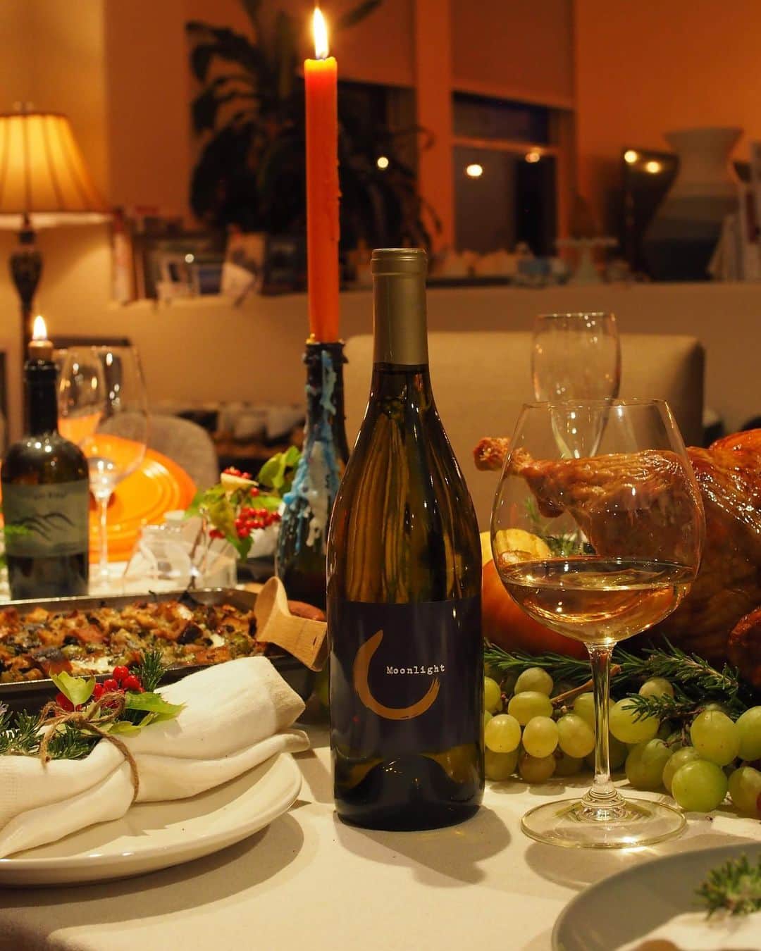 福田淳子さんのインスタグラム写真 - (福田淳子Instagram)「Thanksgiving party 〈food〉 お客様も揃って、いい感じにお料理も並んだのでいよいよパーティのスタートです。  この日のメニューはこんな感じ。 ・ローストターキー（グレービーソース、クランベリーオレンジソース） ・マッシュポテト ・スタッフィング ・クリームスピナッチ ・グリーンビーンキャセロール ・アスパラガスのパルメザン焼き ・ローステッドヤム ・バターナッツスクワッシュのスープ ・レンズ豆の豚肉の煮物 ・リエット ・バゲット、コーンブレッド  #2019jautumntrip  #もう帰国してます #thanksgiving #thanksgivingdinner」12月24日 21時12分 - junjunfukuda