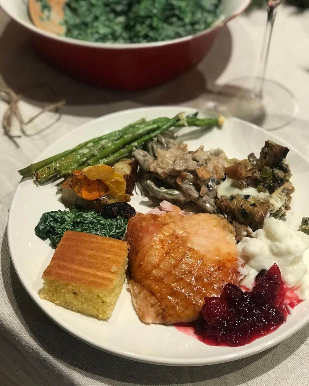 福田淳子さんのインスタグラム写真 - (福田淳子Instagram)「Thanksgiving party 〈food〉 お客様も揃って、いい感じにお料理も並んだのでいよいよパーティのスタートです。  この日のメニューはこんな感じ。 ・ローストターキー（グレービーソース、クランベリーオレンジソース） ・マッシュポテト ・スタッフィング ・クリームスピナッチ ・グリーンビーンキャセロール ・アスパラガスのパルメザン焼き ・ローステッドヤム ・バターナッツスクワッシュのスープ ・レンズ豆の豚肉の煮物 ・リエット ・バゲット、コーンブレッド  #2019jautumntrip  #もう帰国してます #thanksgiving #thanksgivingdinner」12月24日 21時12分 - junjunfukuda