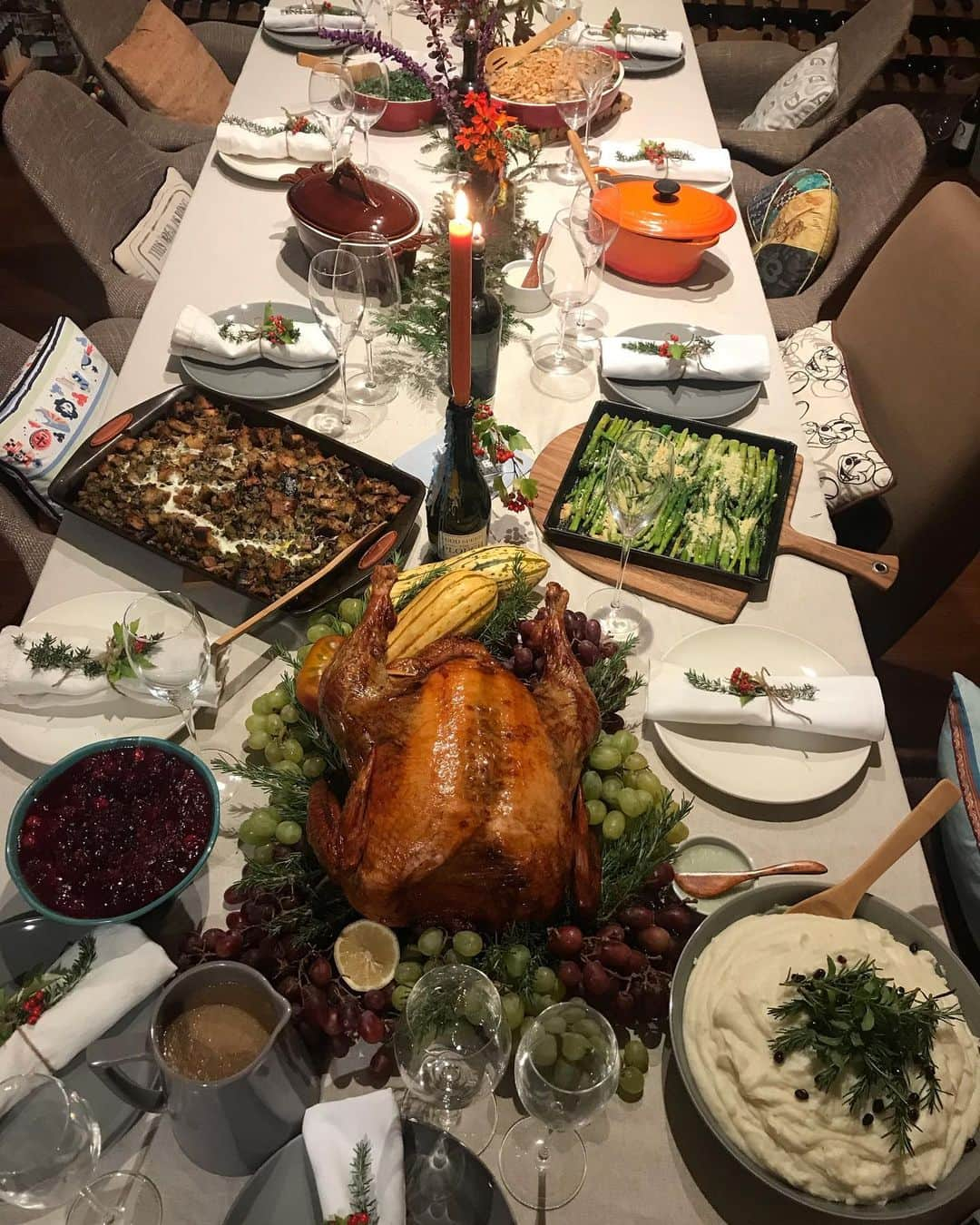 福田淳子さんのインスタグラム写真 - (福田淳子Instagram)「Thanksgiving party 〈food〉 お客様も揃って、いい感じにお料理も並んだのでいよいよパーティのスタートです。  この日のメニューはこんな感じ。 ・ローストターキー（グレービーソース、クランベリーオレンジソース） ・マッシュポテト ・スタッフィング ・クリームスピナッチ ・グリーンビーンキャセロール ・アスパラガスのパルメザン焼き ・ローステッドヤム ・バターナッツスクワッシュのスープ ・レンズ豆の豚肉の煮物 ・リエット ・バゲット、コーンブレッド  #2019jautumntrip  #もう帰国してます #thanksgiving #thanksgivingdinner」12月24日 21時12分 - junjunfukuda