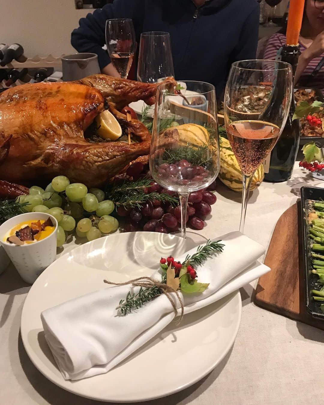 福田淳子さんのインスタグラム写真 - (福田淳子Instagram)「Thanksgiving party 〈food〉 お客様も揃って、いい感じにお料理も並んだのでいよいよパーティのスタートです。  この日のメニューはこんな感じ。 ・ローストターキー（グレービーソース、クランベリーオレンジソース） ・マッシュポテト ・スタッフィング ・クリームスピナッチ ・グリーンビーンキャセロール ・アスパラガスのパルメザン焼き ・ローステッドヤム ・バターナッツスクワッシュのスープ ・レンズ豆の豚肉の煮物 ・リエット ・バゲット、コーンブレッド  #2019jautumntrip  #もう帰国してます #thanksgiving #thanksgivingdinner」12月24日 21時12分 - junjunfukuda