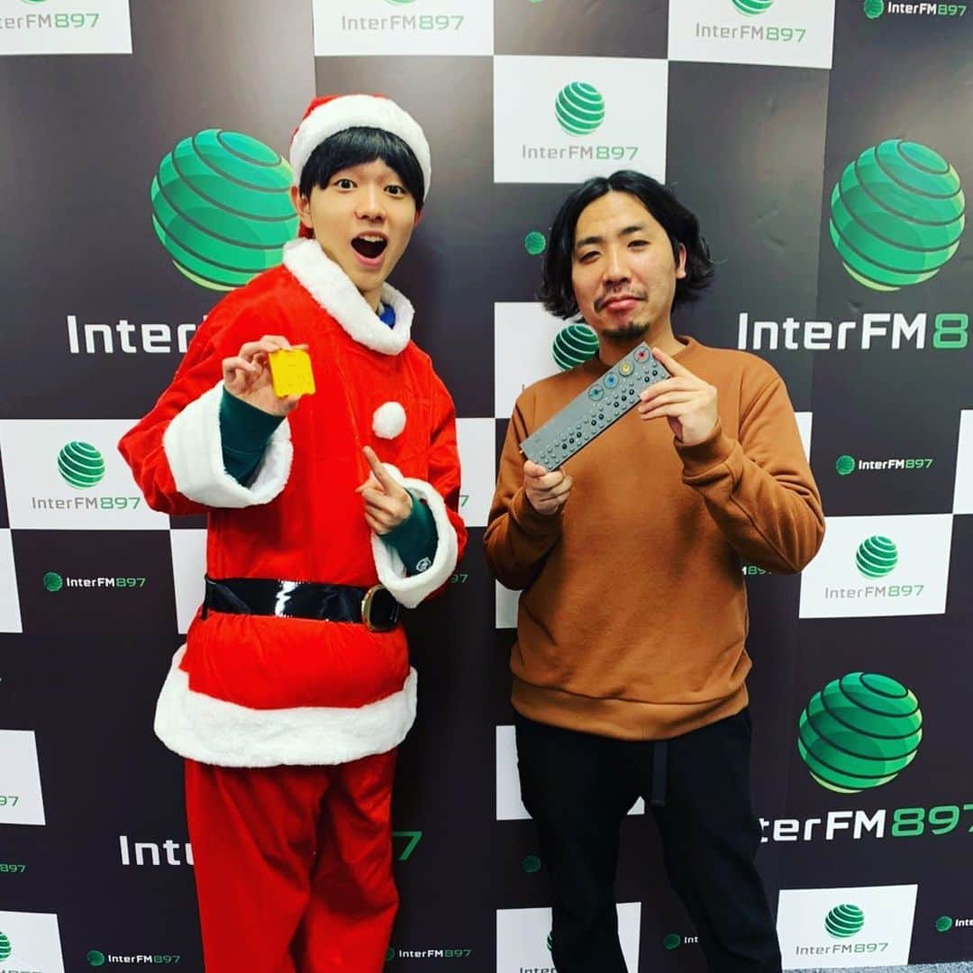 のインスタグラム：「11pm- SASUKE's konnichiwa Radio DJ: SASUKE @sasukeharaguchi  Merry Christmas🎄 SASUKEサンタによるkonnichiwa X’mas Mixをお届け🎉そして、お待ちかね #今日の機材クリスマススペシャル ✨🍾 📧 sasuke@interfm.jp  #sasuke897 #interfm897 #radiko」