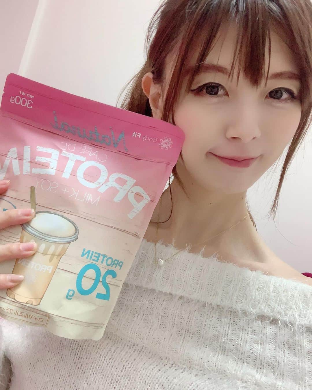 satomiさんのインスタグラム写真 - (satomiInstagram)「クリスマスモードの中🎄 ボディメンテと食事管理✏️✏️☺︎ * * プロテインは（@puresmile_cosme）💓 ロイヤルミルクティーー¨̮♡︎ これ美味しくてやばーーい(〃▽〃)♡ * * 最近思うのはプロテイン入りタピオカが あるといーなー¨̮♡︎！！ * * 皆様素敵なクリスマスイブを🎄🎅🤶 * * @puresmile_cosme #puresmile  #美味しいプロテイン  @aspi_gym #ASPI  #パーソナルジム 恵比寿  #アスピしよう  #ASPIしよう  #ボディメイク  #パーソナルトレーニング  #健康 #アスピ #pr  #クリスマスとか関係ない日常 #クリスマスイブでもワークアウト #カフェデプロテイン  #プロテイン」12月24日 21時12分 - saatoomii47