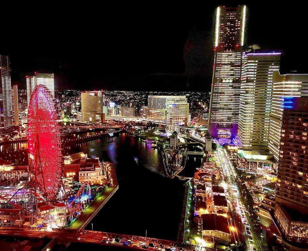 のインスタグラム：「今夜のみなとみらいは、ビルが全館点灯し、さらに煌びやかに彩られています。素敵な一夜をお過ごしください。  #タワーズミライト #みなとみらい #全館点灯 #イルミネーション #ヨコハマグランドインターコンチネンタルホテル #クリスマス  #christmas #illumination #minatomirai #yokohama  #intercontinentalyokohamagrand」