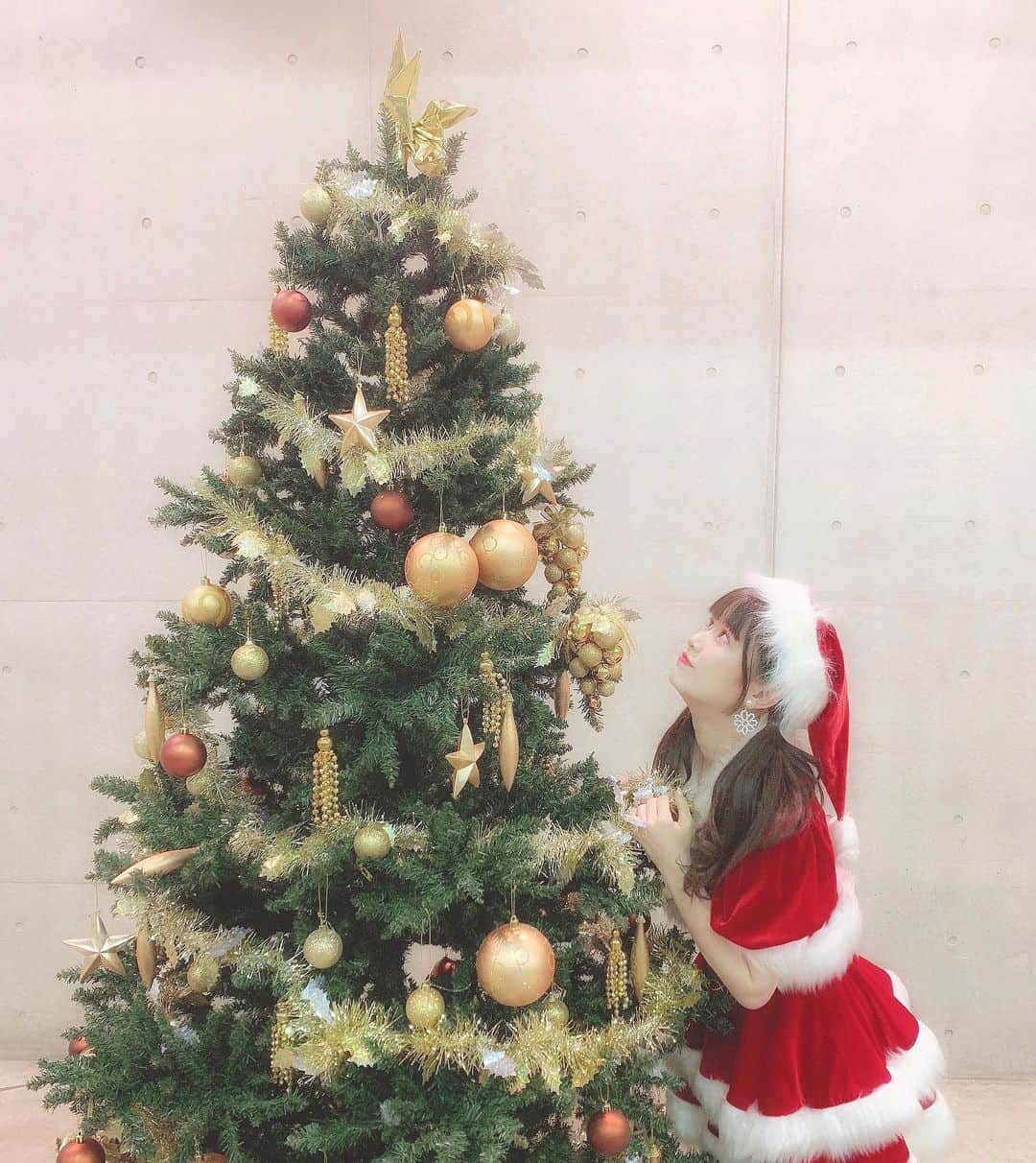 武藤小麟さんのインスタグラム写真 - (武藤小麟Instagram)「. . 🎄🎁🌟 . 握手会でサンタさんになりました🐶♥️ . そして今日は2019年最後の握手会でした。 1年間会いに来てくださった皆さんに 感謝の気持ちでいっぱいです💭 . 本当にね、ひとつひとつの言葉に支えられています…💌 来年も握手会の楽しい思い出たくさん作れますように⭐️ . 🍰Merry Christmas Eve🍰 . #AKB48 #握手会 #衣装 #merrychristmas #サンタ #クリスマス #クリスマスイブ  #ツインテール  #サンタコス」12月24日 21時17分 - muto_orin