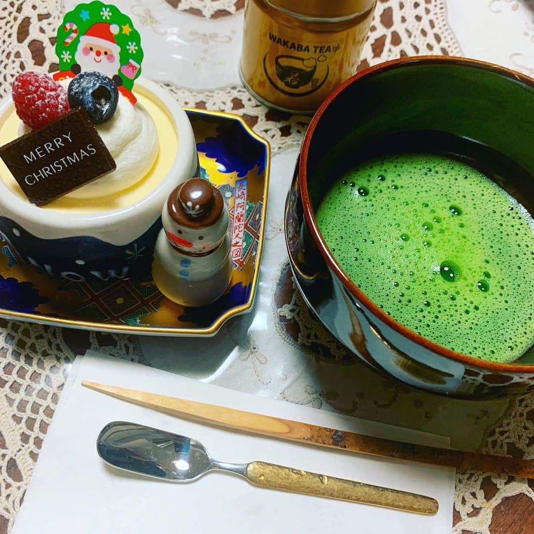 浜口順子さんのインスタグラム写真 - (浜口順子Instagram)「メリークリスマスイブ🎄🎅🤶 スイーツと一緒に… お抹茶を🍵　 もっとクリスマスっぽくなりました🎄 このお茶は　 お友達の　@shiho.loves.tea が セレクトして販売している、京都　宇治のお茶🍵 #WAKABATEA  茶道を海外の方に広めようと頑張って 活動しています。 めっちゃ美味しいお茶でした。 何にでも合いそう。 皆様も是非飲んでみて下さい。 堅苦しく考えず、 気軽にお家で飲めますよ〜❗️ 実は私、茶道部だったので （意外すぎて誰も信じないけどw） お茶とか大好きなジャンル❤️ お手前完全に忘れてるけど💦 また茶道習おうかなあ… お抹茶とスイーツも最高ですね😇 … … ※本当は甘いもの先に食べてから お抹茶いただくのですが、 同時にスイーツとお抹茶の組み合わせを楽しみました！  我が家のクリスマスボーイ コザクラインコの赤貝さんにも 見せつけて自慢してやりました🤗  #抹茶 #sweets #涼やか #茶道 #japon #matcha #foodgasm #茶会 #茶 #cha #茶の湯 #お茶をのみたい #日本茶 #loves_nippon #artist #和カフェ #foodart #cuisine #デザート #スイーツ #dessert #おやつ #美味しい #yummy #ケーキ #カフェ #cafe #mylife #japan」12月24日 21時17分 - hamaguchijunko