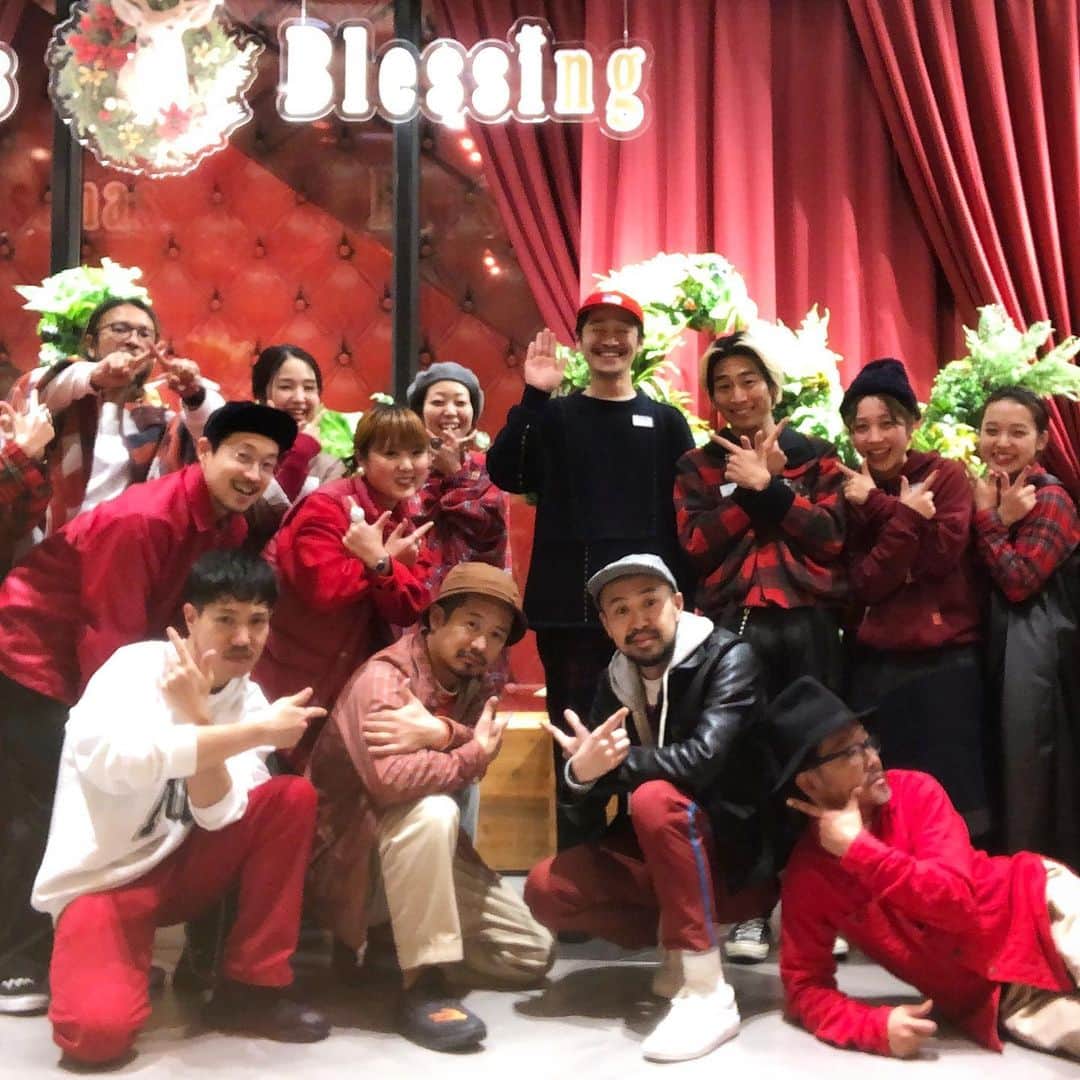 のインスタグラム：「🎁【 Happy days of Christmas 】🎄 . 本日のドレスコードは "RED"でした！🧣🎅 明日も皆様のご来店心よりお待ちしております♩ . @beams_kobe ☎️078-335-2720 #beams#beamsboy#raybeams#dresscode#merrychristmas#christmas#xmas#tops#pullover#coat#jacket#outer#womensstyle#instafashion#fashion#outfit#ootd#code#kobe#beamskobe#神戸#ビームス#ビームス神戸#レイビームス#ビームスボーイ#クリスマス#ドレスコード#ブラック」