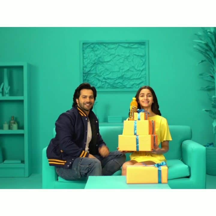 アリア・バットのインスタグラム：「Merry Christmas and a Frooti New Year to all! 🥭🎅🏽 @thefrootilife @varundvn」