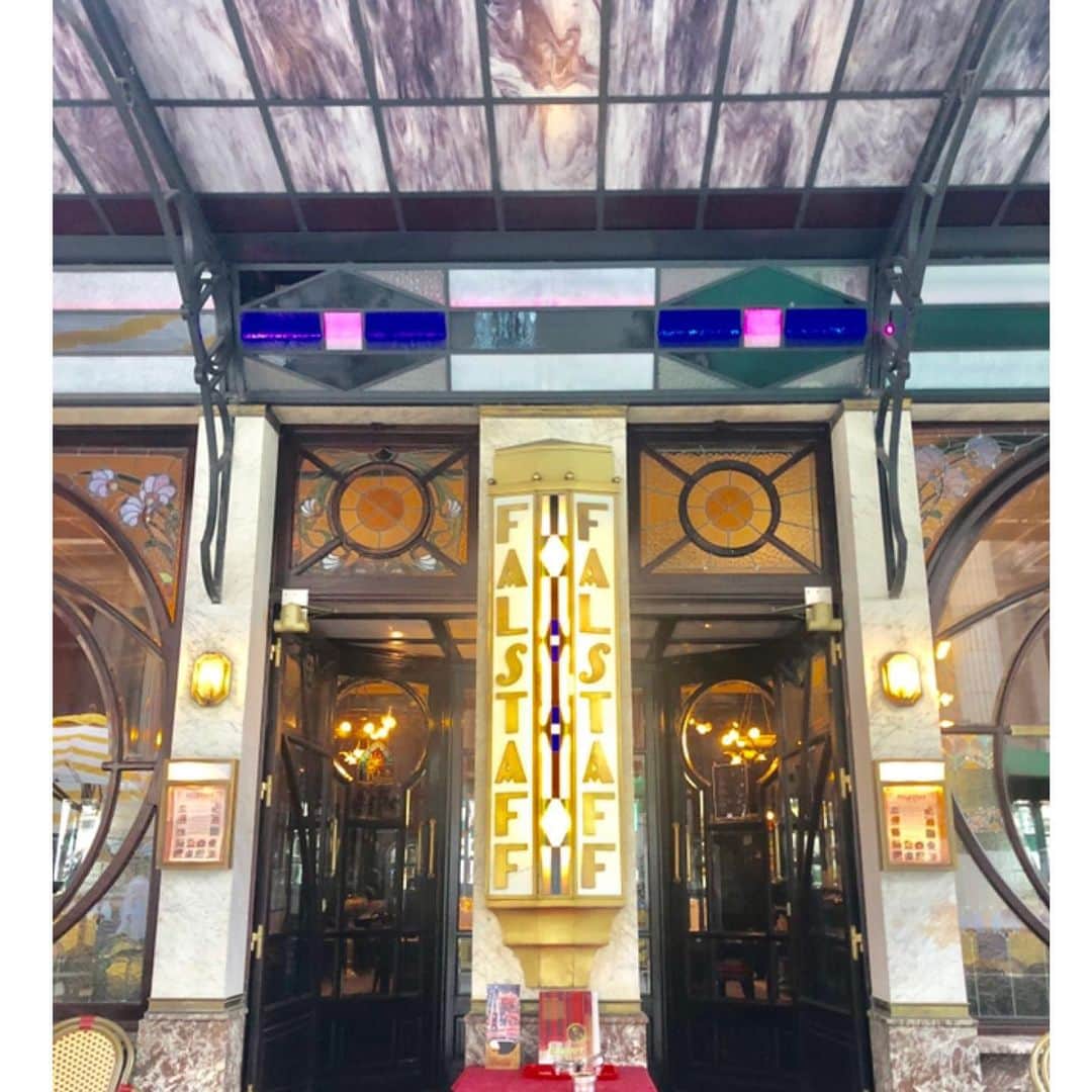 山田優依さんのインスタグラム写真 - (山田優依Instagram)「FALSTAFF🇧🇪 . ブリュッセルの文化遺産にもなっている ステンドグラスが綺麗なアールヌーボー建築のカフェ ファルスタッフでホットチョコレート . お兄さんスティックシュガー2本付けてくれたから 甘くないホットチョコレートかと思いきや すーぱー甘党の私でも全然全然甘かった😇 . #Belgium #Brussels #GrandPlace #FALSTAFF #foodtraveller」12月24日 21時20分 - yui_gourmetwalker