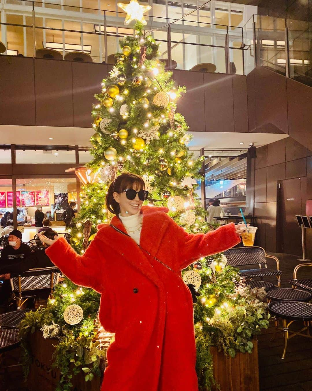 ハンナ・クインリヴァンさんのインスタグラム写真 - (ハンナ・クインリヴァンInstagram)「Santa Claus is anyone who loves another and seeks to make them happy 🎅  May all of your wishes and dreams come true, and may you feel this happiness all year round. Wishing you a very Merry Christmas! #fairylightsonwinternights #lovethegivermorethanthegift」12月24日 21時21分 - hannah_quinlivan