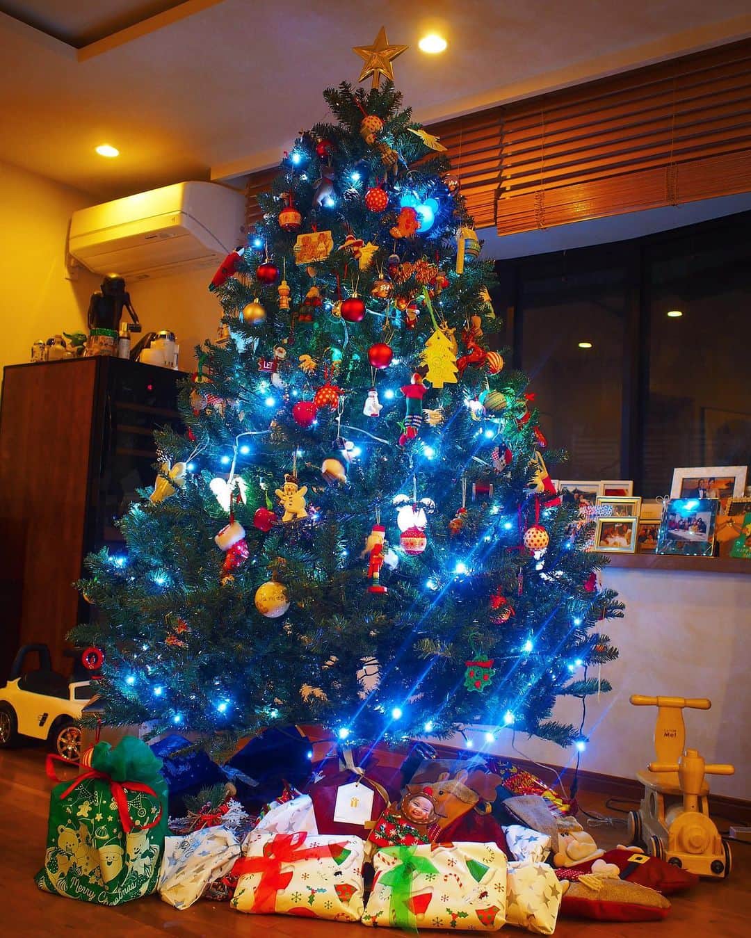 藤本恵理子のインスタグラム：「Looks like Santa came 🎅🏻 プレゼント何とか間に合った #christmaseve #christmas #family #love #christmastree #present #クリスマス #クリスマスイブ #クリスマスツリー #プレゼント」