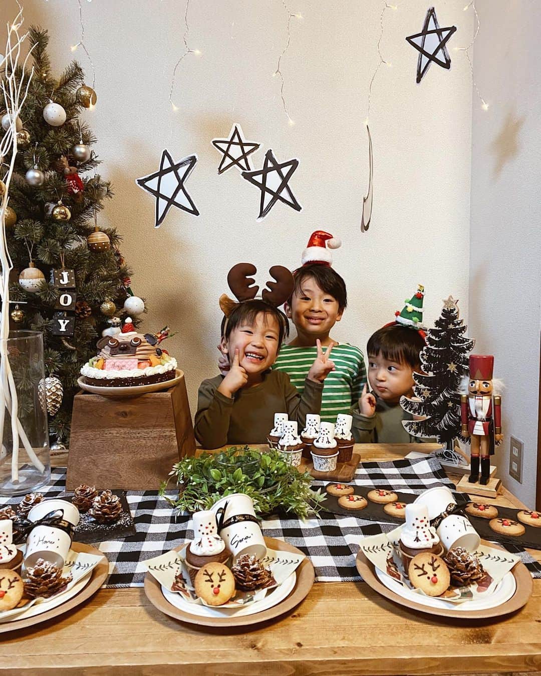 のインスタグラム：「・ 🎅🏼Merry Christmas Eve🎄 ・ ・ 今年もみんなで楽しくお祝いすることができました🥂 ・ ・ お腹いっぱい〜🗣🗣🗣 ・ プレゼント喜んでくれてよかった💓 来年もみんなで楽しく過ごせますように✨✨ ・ ・ ・ ・ ・ #クリスマス#クリスマスメニュー#クリスマス料理#パーティーメニュー#Christmas#xmas#クリスマスイブ#christmaseve#札幌ママ#ママ#北海道ママ#男の子ママ#ママライフ#こどものいる暮らし#コノビー#ママリ」