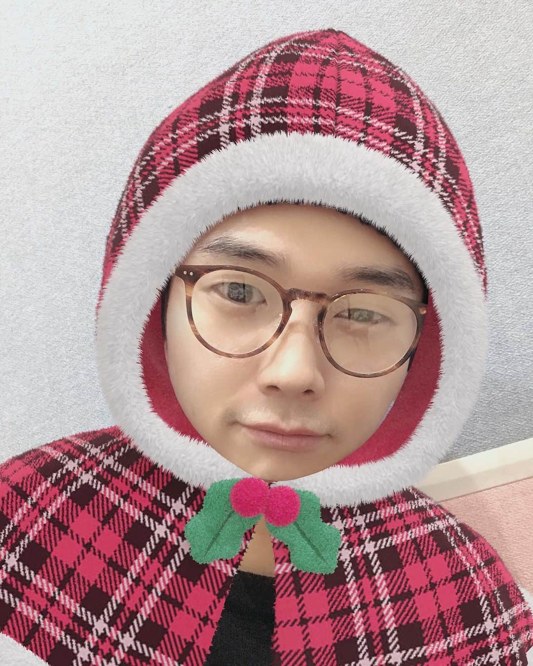 オン・ジュワンのインスタグラム：「#크리스마스#메리크리스마스#성탄절#merrychristmas  연습하다가 크리스마스인걸 까먹었다🎄 그래서 기분이라도 내봤어🎅🏻 다들 메리크리스마스🎄」