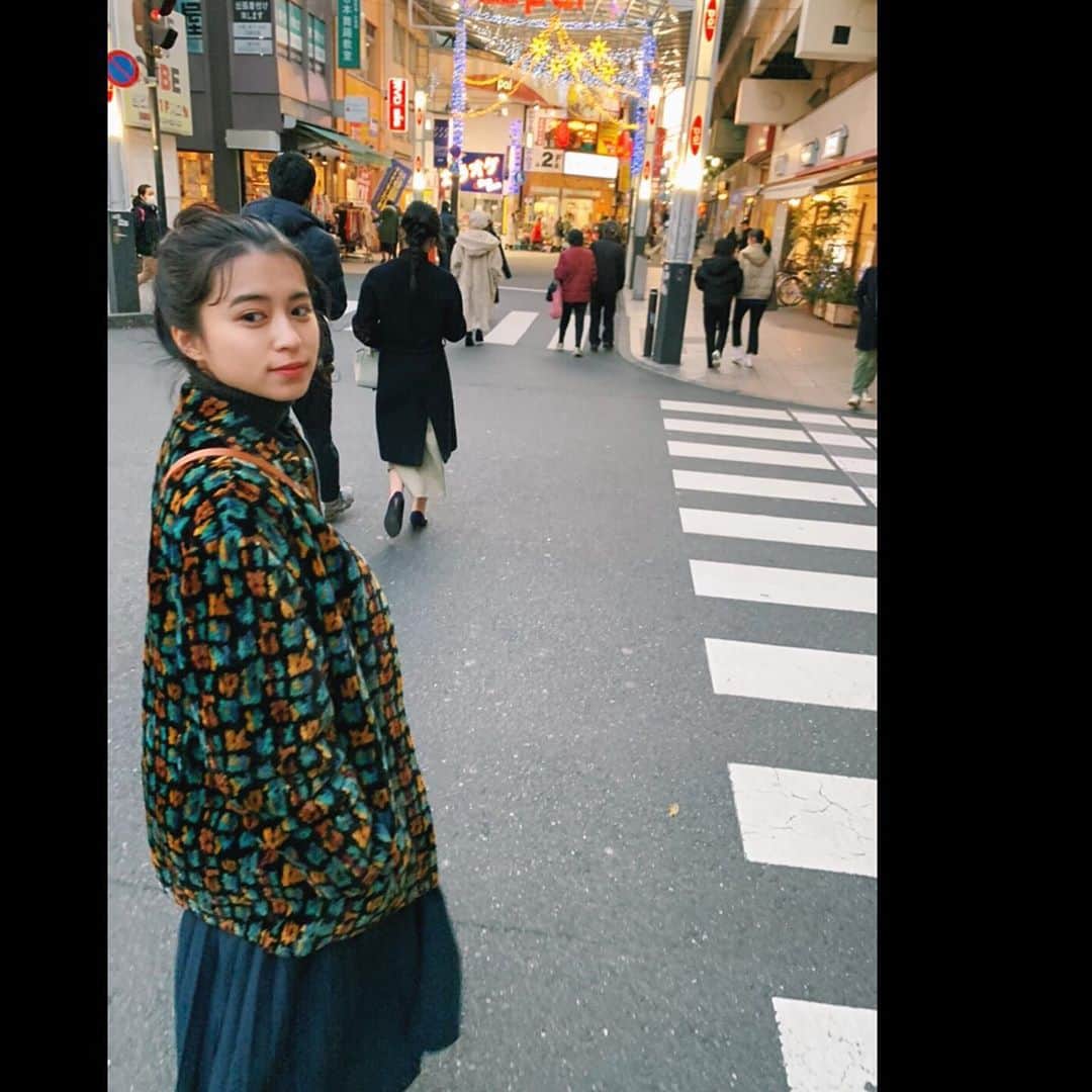 のインスタグラム：「ポケットに手入れて歩くの良くないっ 明日からは出して歩こっと。笑  みなさんメリークリスマス!  #🎅🏻#💭#こびと感」